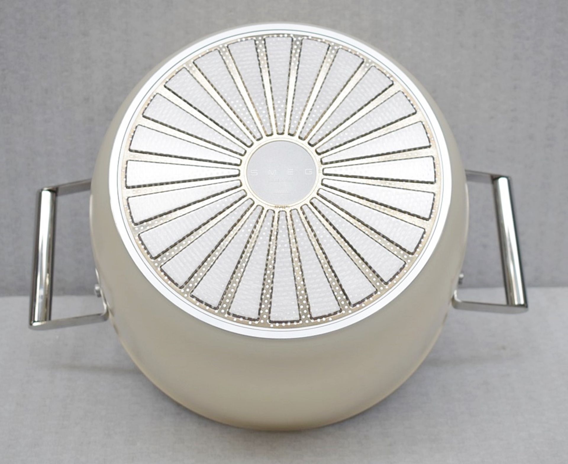 1 x SMEG 50s Style Casserole Pan In Cream, with Glass Lid (26cm) - Original Price £179.00 - Unused - Image 5 of 9