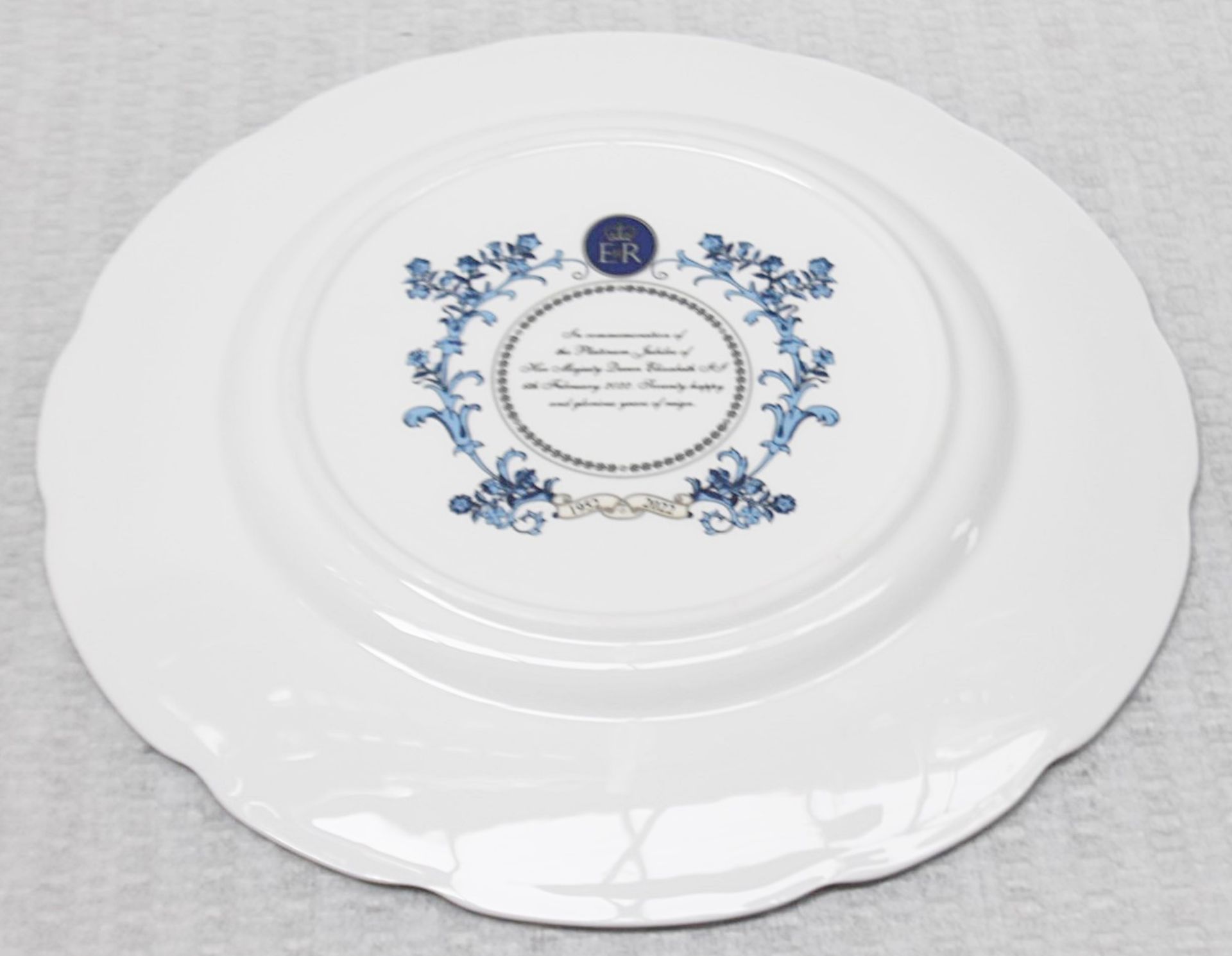 1 x HALCYON DAYS Bone China Platinum Jubilee Presentation Plate (26cm) - Original Price £150.00 - Image 2 of 9