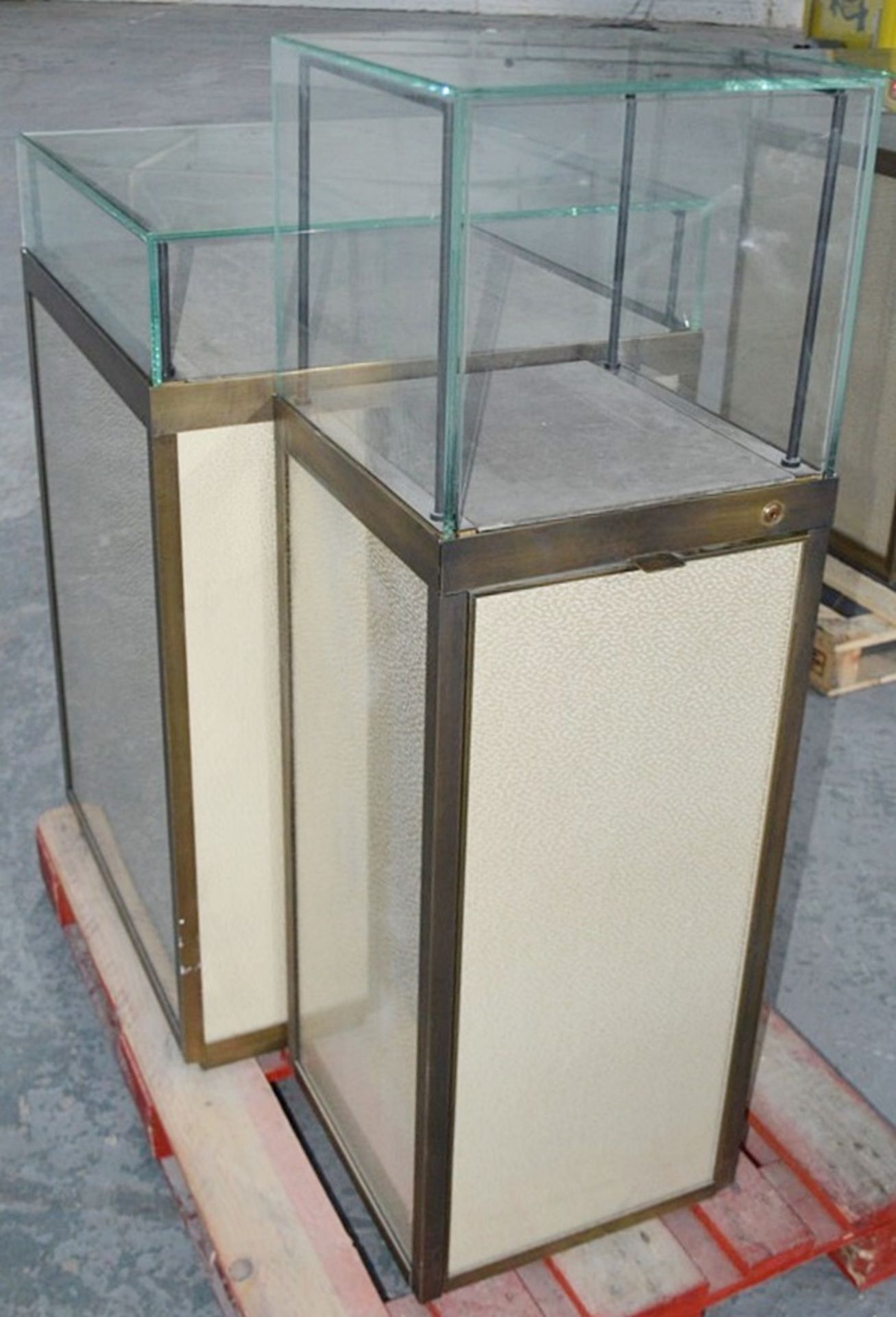 1 x Luxury Double Cabinet Glass Display Case - Dimensions: H124 x W100 x D65cm - Ex-Showroom Piece - Image 5 of 9