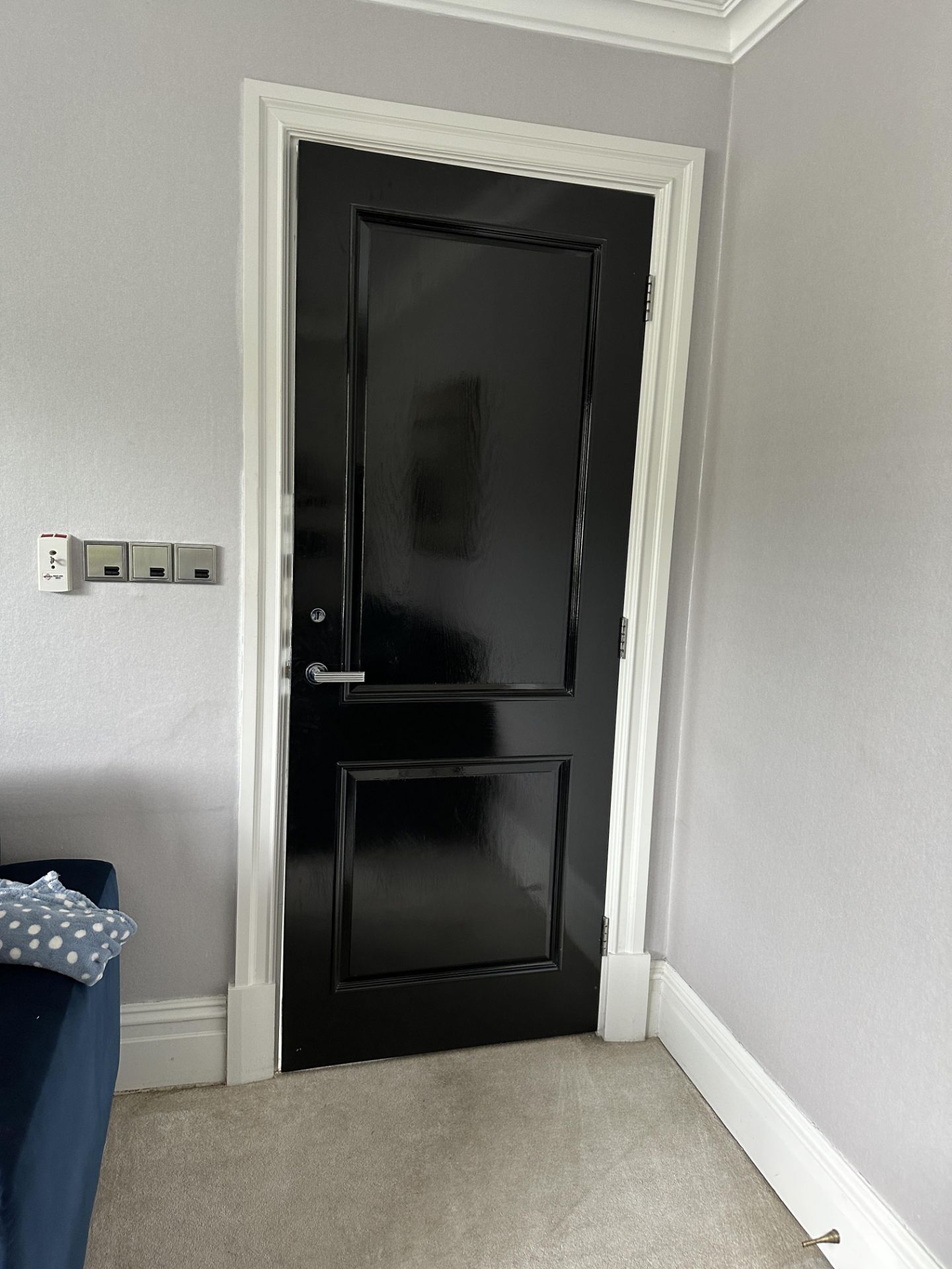 1 x SOLID OAK Black Gloss Fire Door And Stainless Steel Hardware - Image 4 of 4