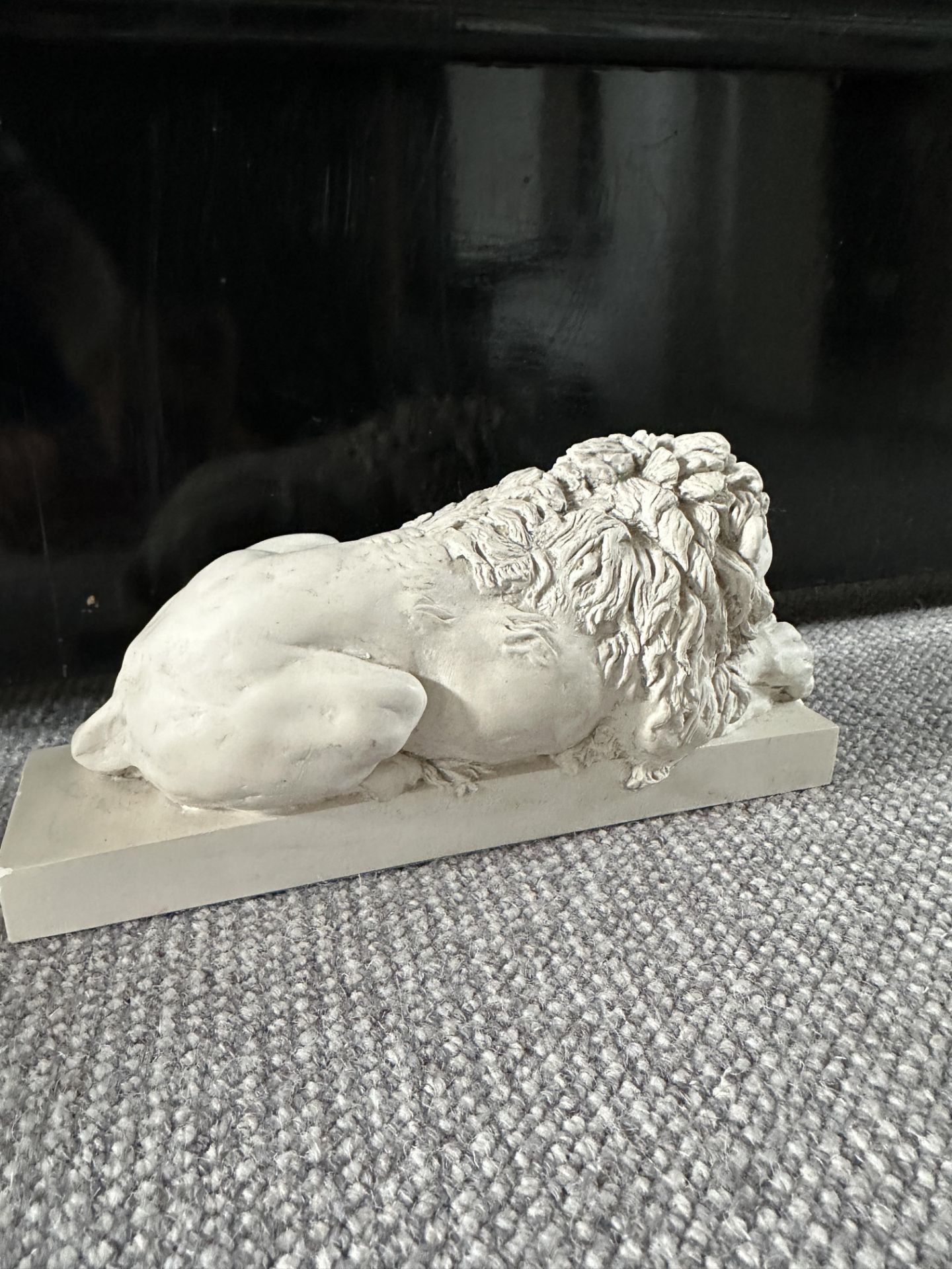 2 x White Ceramic Sleeping Lion Book Ends From The CHATSWORTH Collection With Inscription - Image 3 of 3