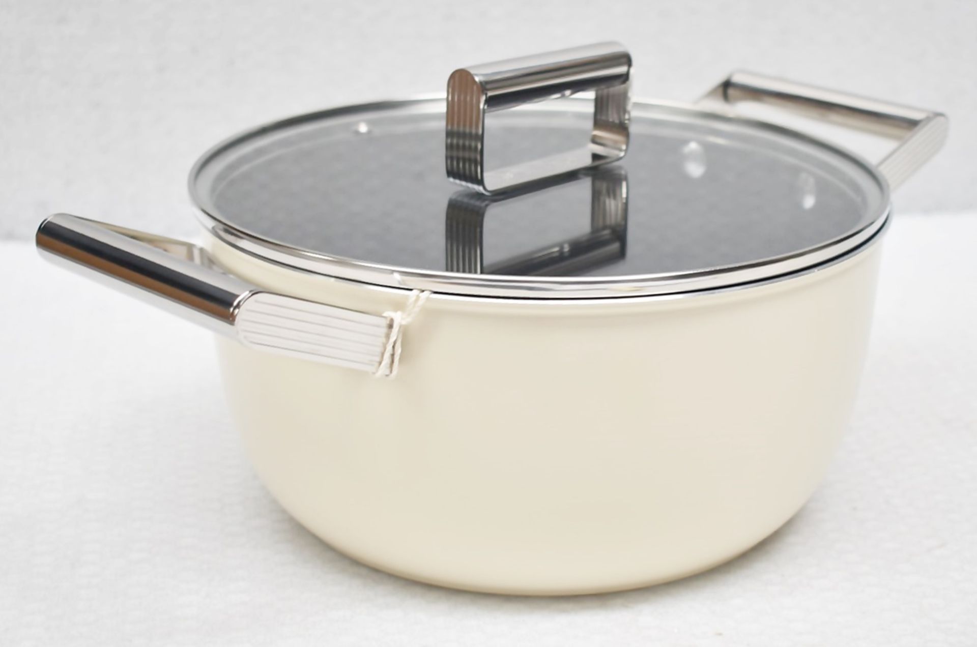 1 x SMEG 50s-Style Casserole Pan with Lid in Matte Cream (24cm) - Original Price £169.95 - Image 5 of 18