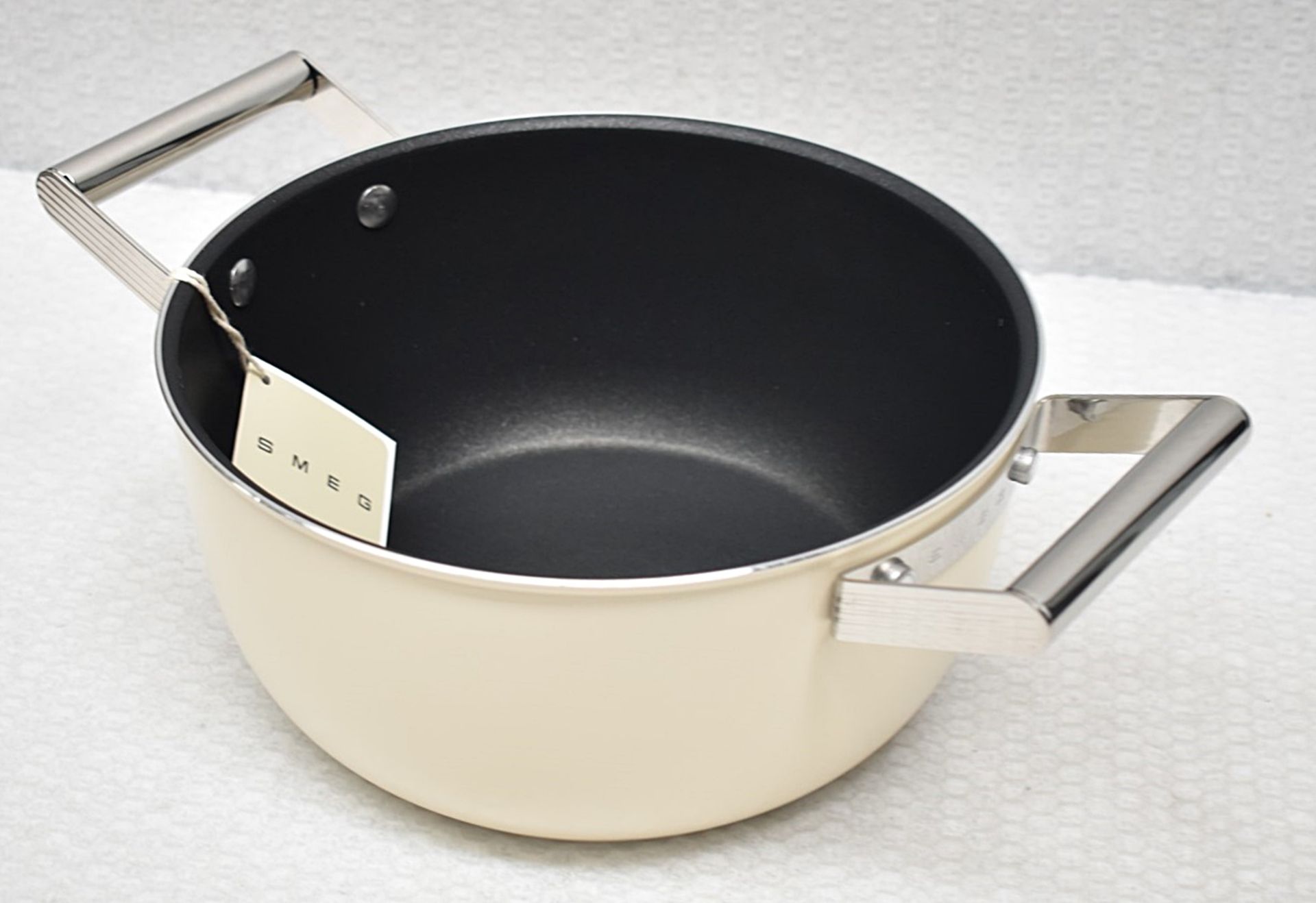 1 x SMEG 50s-Style Casserole Pan with Lid in Matte Cream (24cm) - Original Price £169.95 - Image 6 of 18