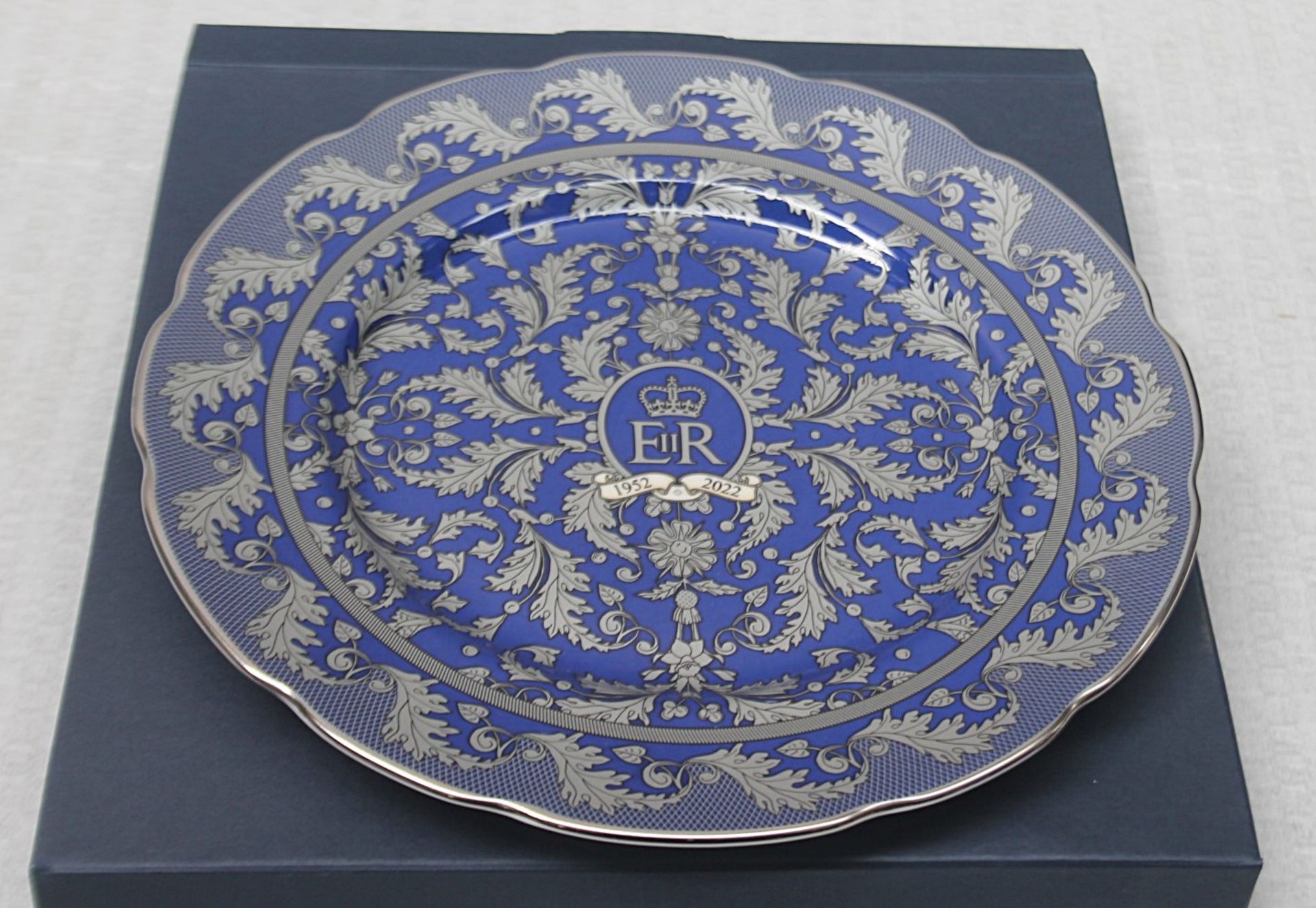 1 x HALCYON DAYS Bone China Platinum Jubilee Presentation Plate (26cm) - Original Price £150.00 - Image 9 of 9