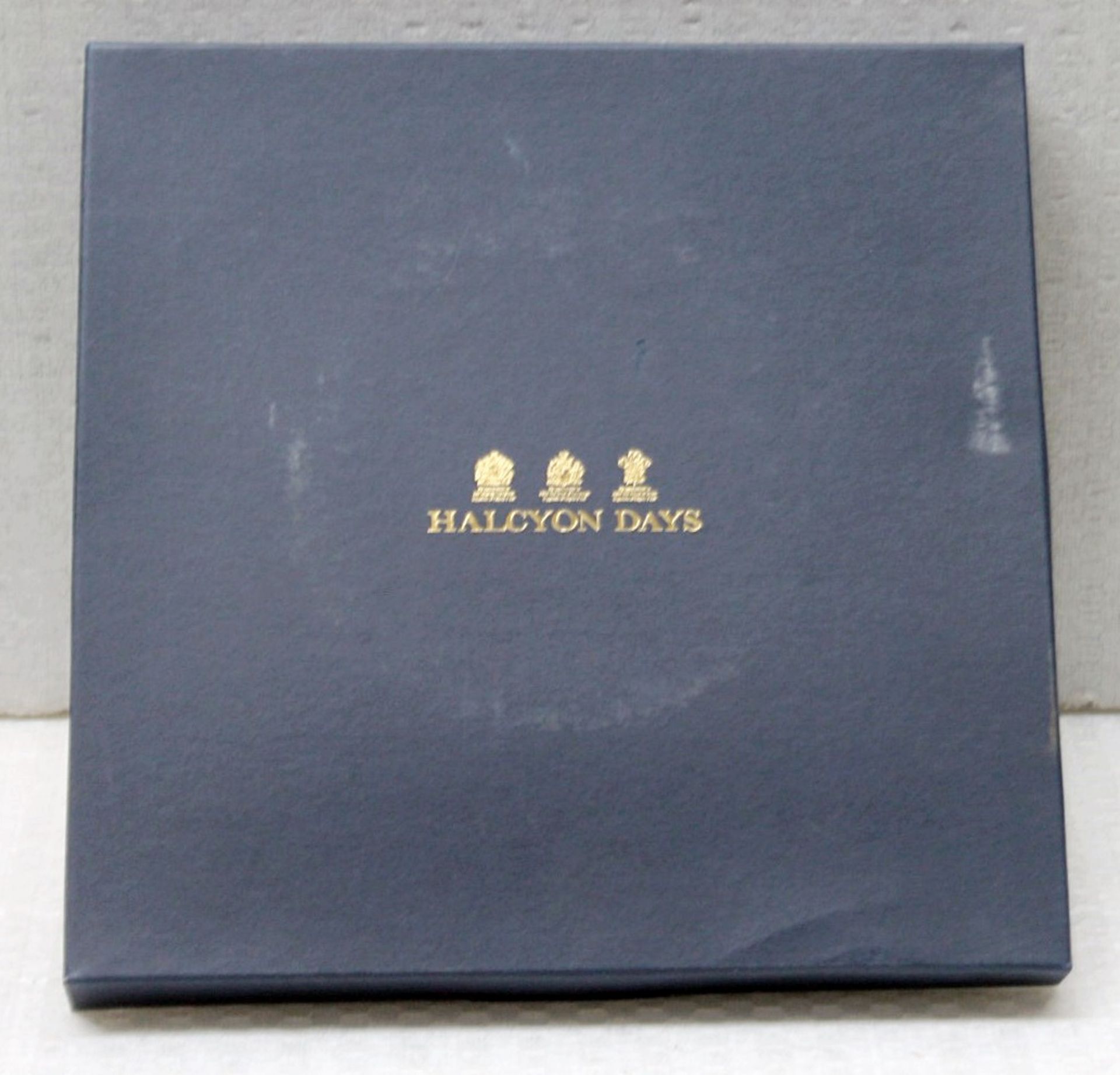 1 x HALCYON DAYS Bone China Platinum Jubilee Presentation Plate (26cm) - Original Price £150.00 - Image 5 of 9