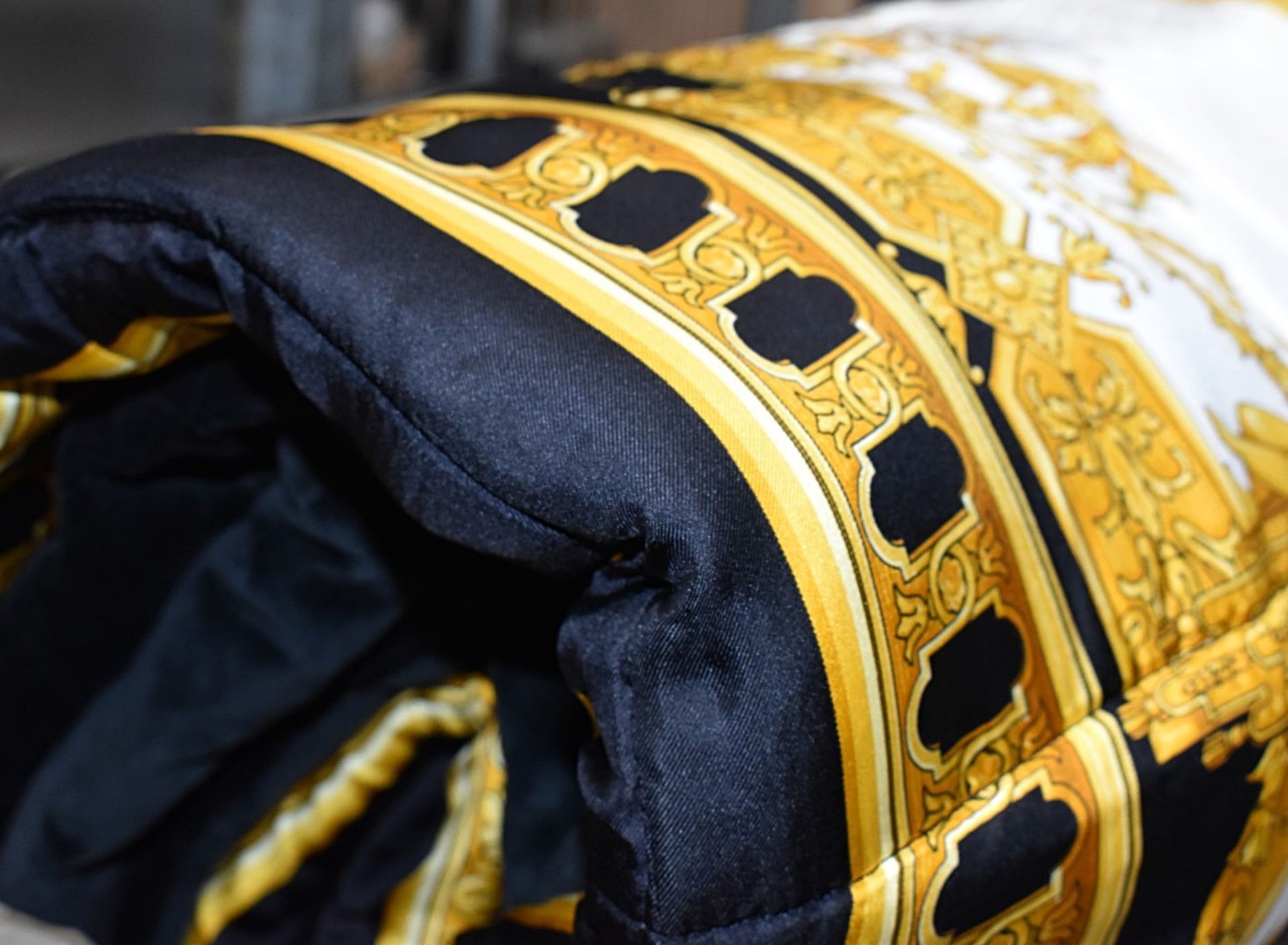 1 x VERSACE 'Le Dome Baroque' Luxury Silk and Velvet Comforter - Inc. Tags - Original Price £3,565 - Bild 4 aus 11