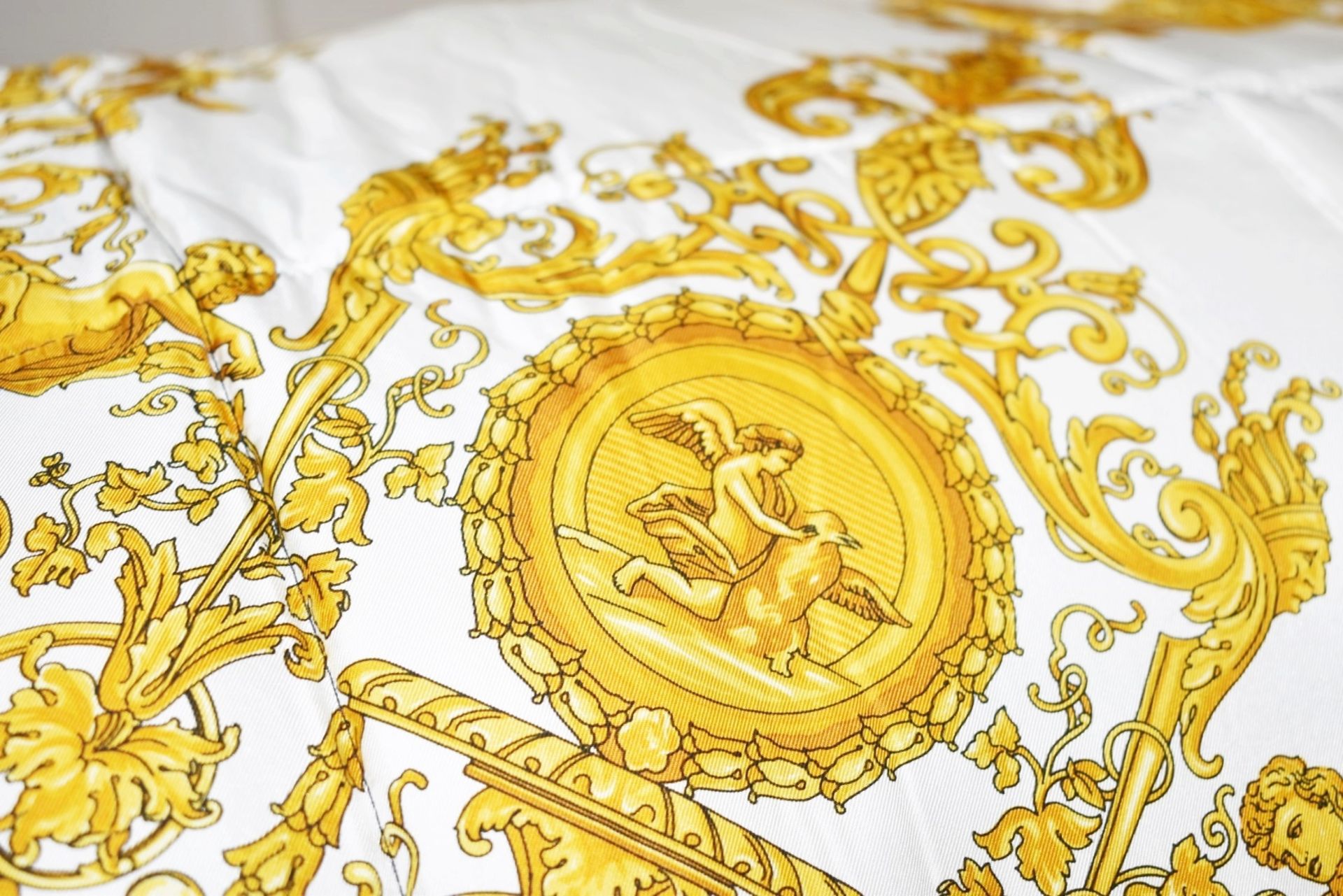 1 x VERSACE 'Le Dome Baroque' Luxury Silk and Velvet Comforter - Inc. Tags - Original Price £3,565 - Bild 5 aus 11