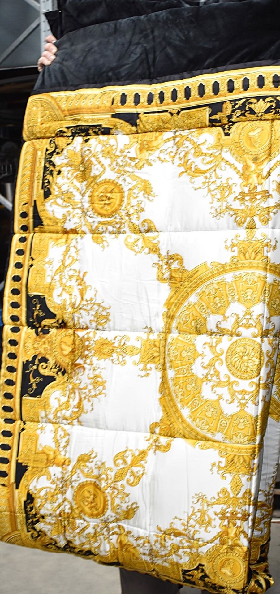 1 x VERSACE 'Le Dome Baroque' Luxury Silk and Velvet Comforter - Inc. Tags - Original Price £3,565 - Bild 6 aus 11