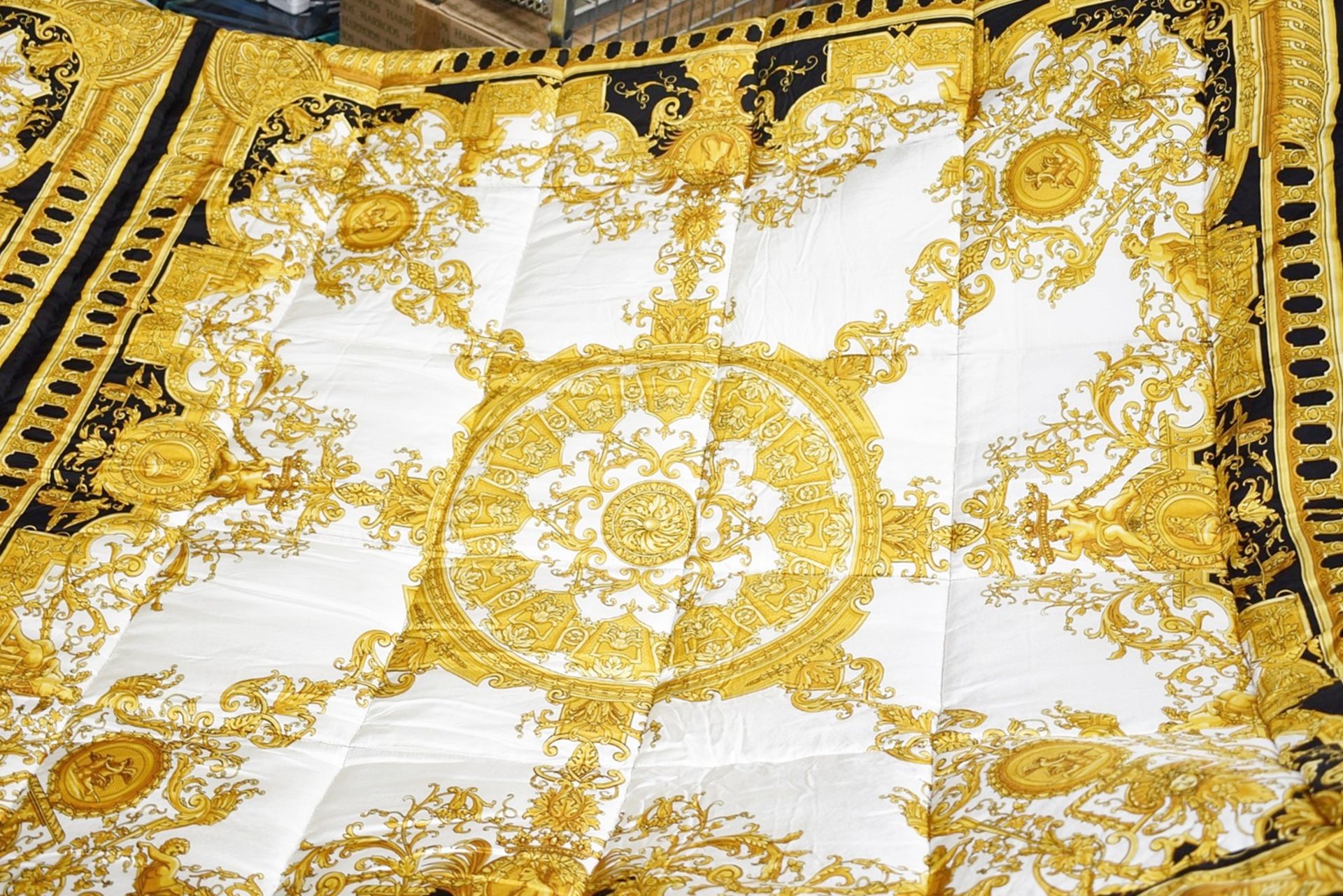 1 x VERSACE 'Le Dome Baroque' Luxury Silk and Velvet Comforter - Inc. Tags - Original Price £3,565 - Bild 7 aus 11