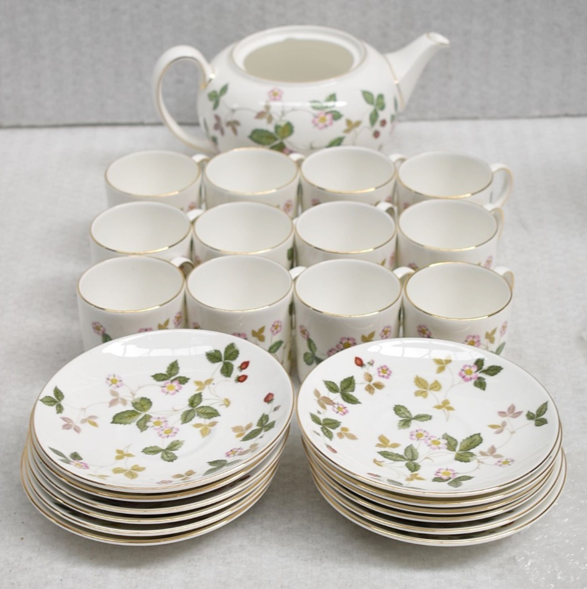 25-Pieces of WEDGWOOD 'Wild Strawberry' Tea Set Crockery - Ref: CNT779+780+781/WH2/C24 - CL845 -