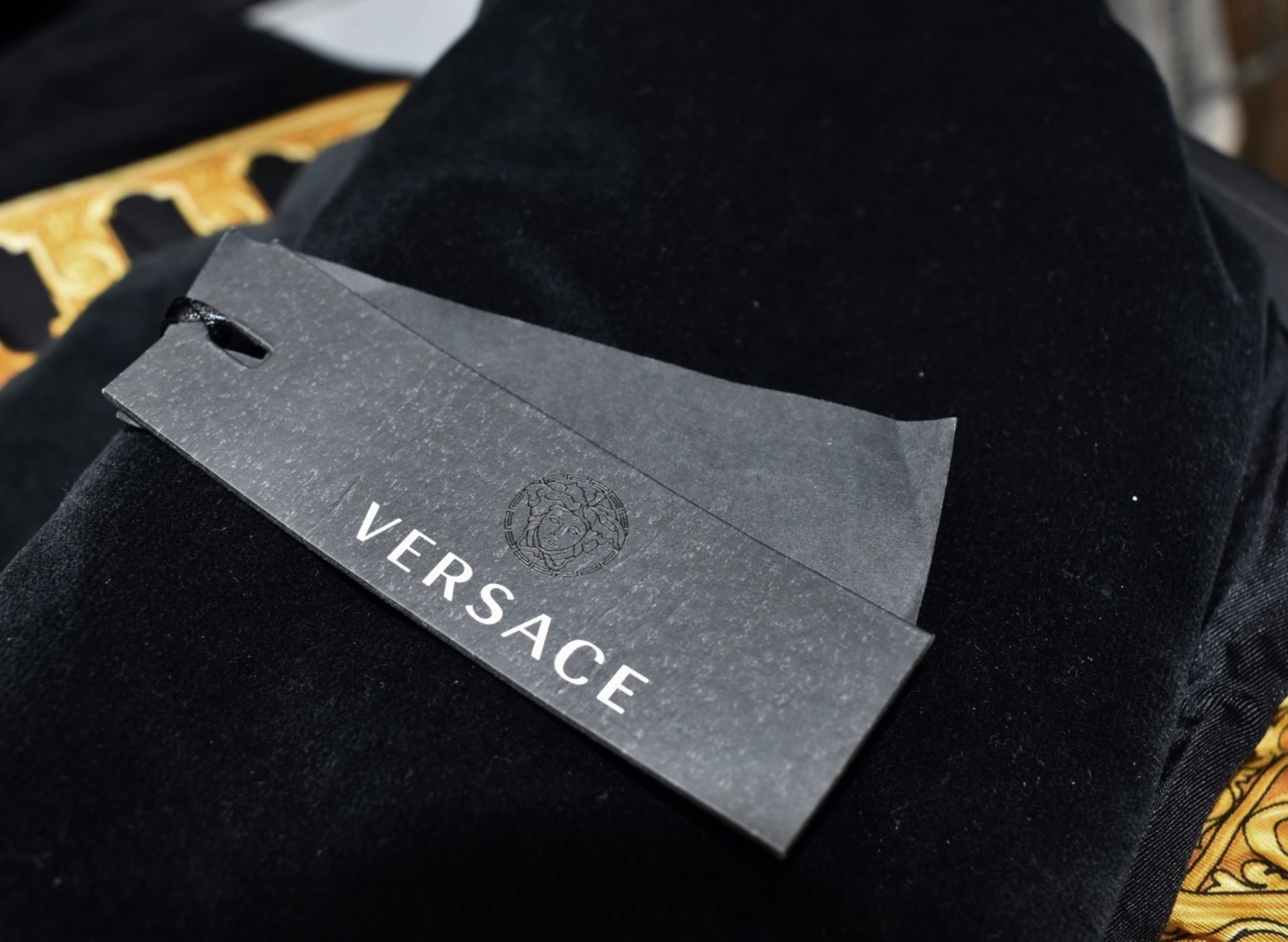 1 x VERSACE 'Le Dome Baroque' Luxury Silk and Velvet Comforter - Inc. Tags - Original Price £3,565 - Bild 8 aus 11