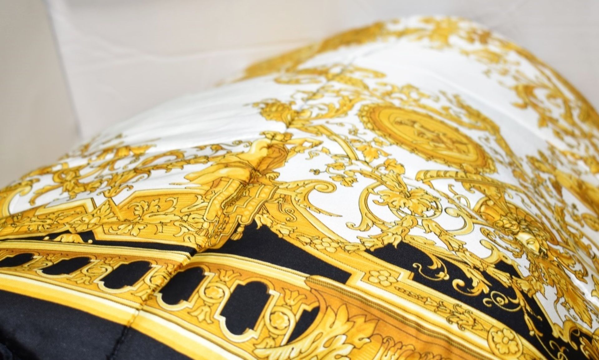 1 x VERSACE 'Le Dome Baroque' Luxury Silk and Velvet Comforter - Inc. Tags - Original Price £3,565 - Bild 11 aus 11