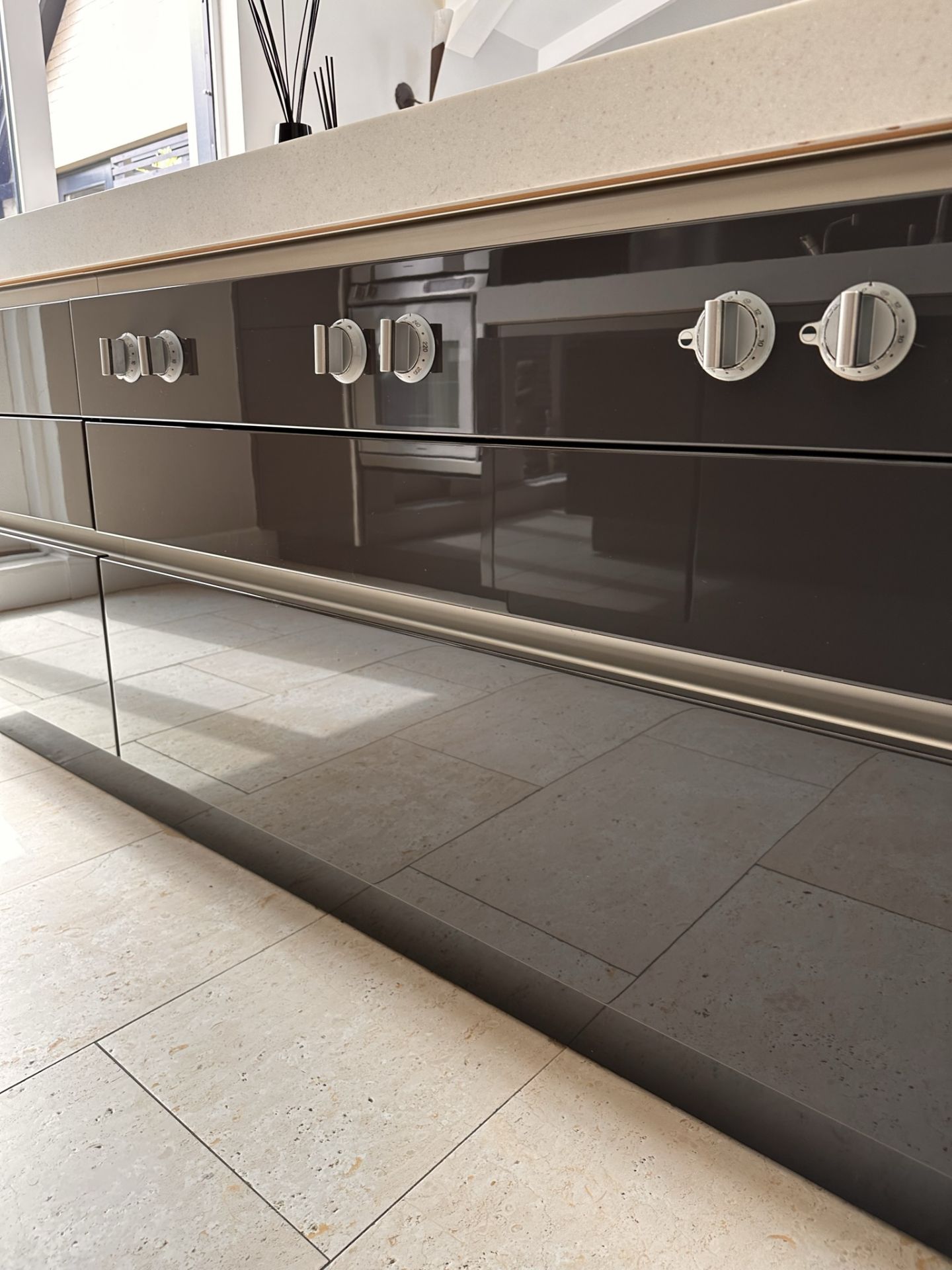 1 x Stunning Bespoke Siematic Gloss Fitted Kitchen With Corian Worktops - In Excellent Condition - - Image 80 of 94