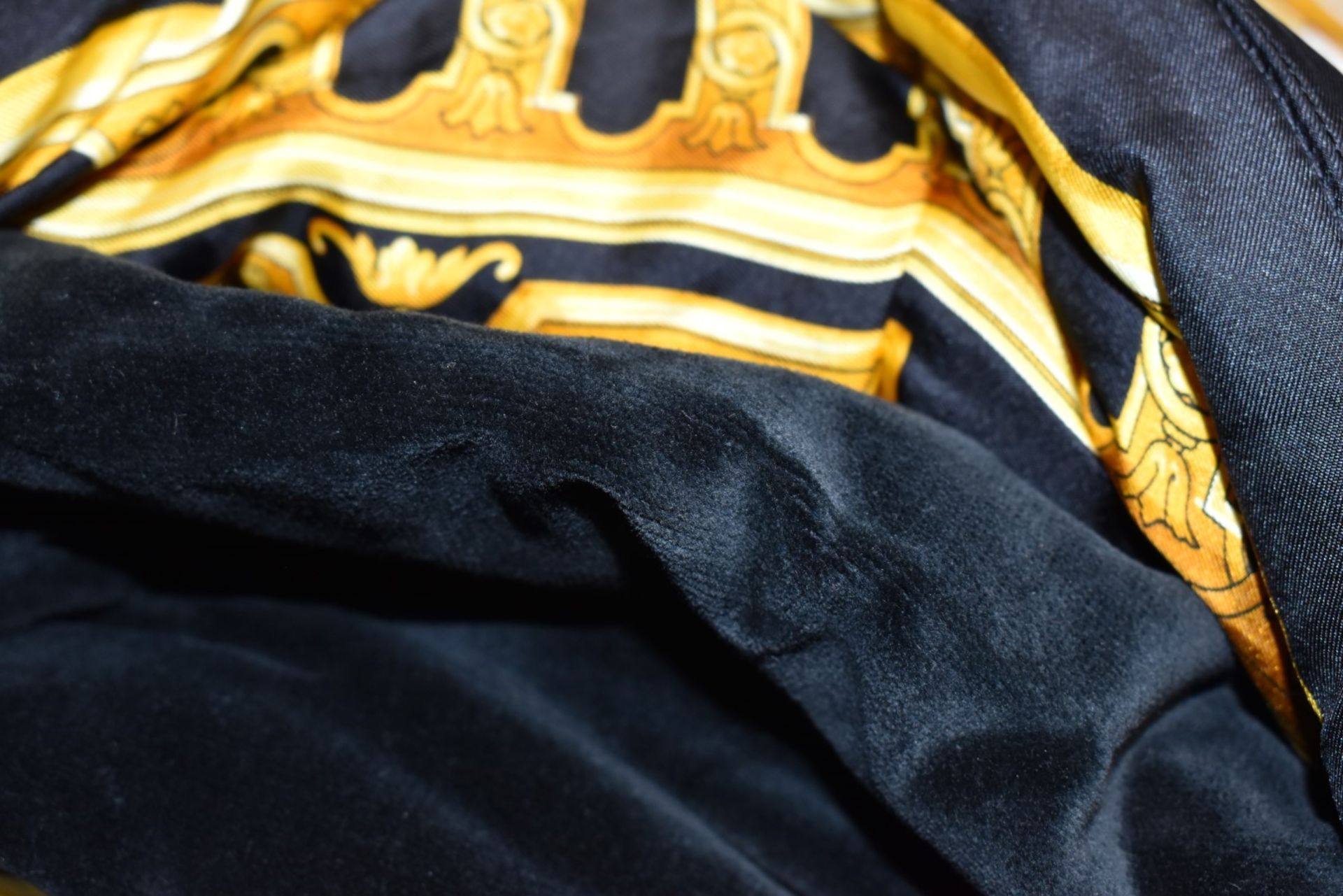1 x VERSACE 'Le Dome Baroque' Luxury Silk and Velvet Comforter - Inc. Tags - Original Price £3,565 - Bild 3 aus 11