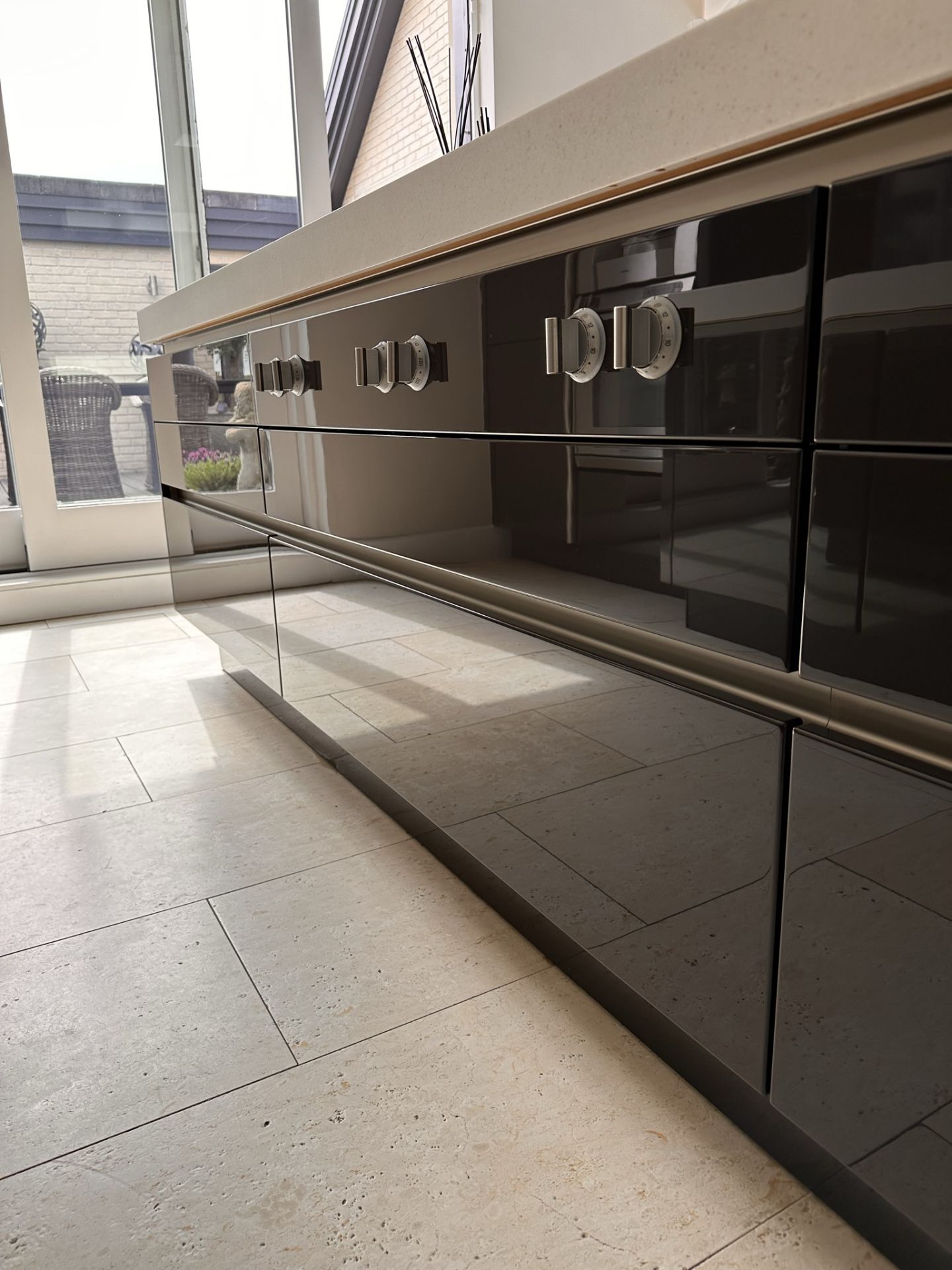 1 x Stunning Bespoke Siematic Gloss Fitted Kitchen With Corian Worktops - In Excellent Condition - - Image 63 of 94