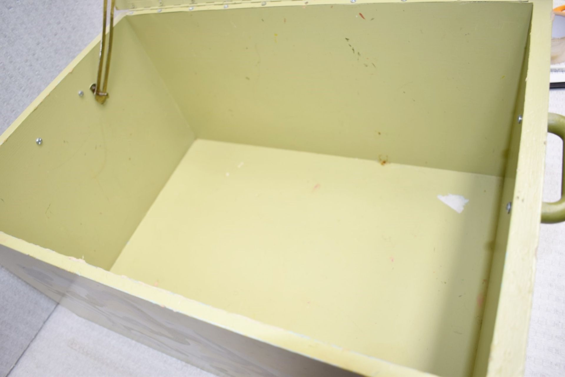 1 x Handpainted Storage Box In Olive Green - Ref: CNT740/WH2/C23 - CL845 - NO VAT ON THE HAMMER - Image 4 of 5