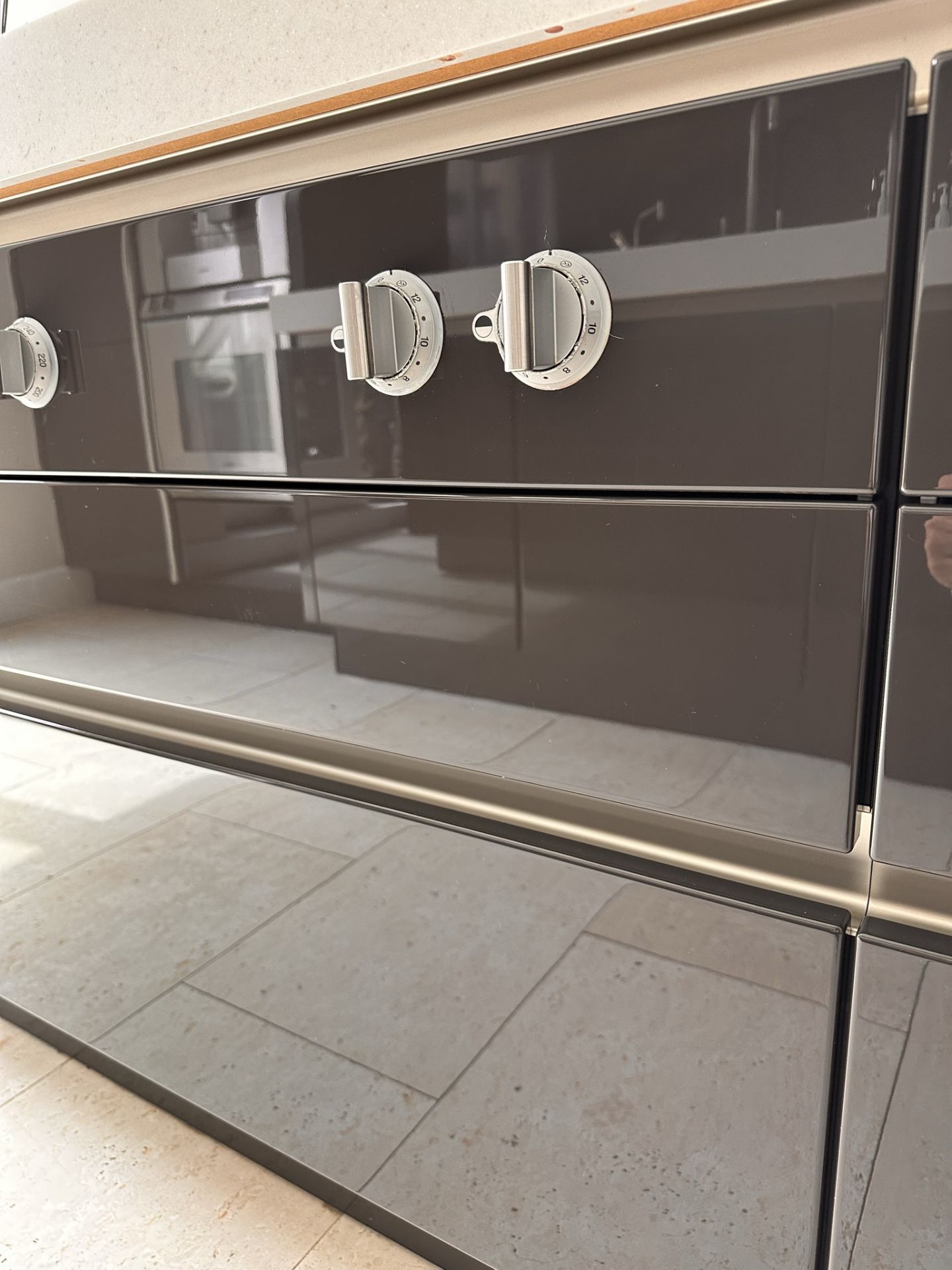 1 x Stunning Bespoke Siematic Gloss Fitted Kitchen With Corian Worktops - In Excellent Condition - - Image 50 of 94