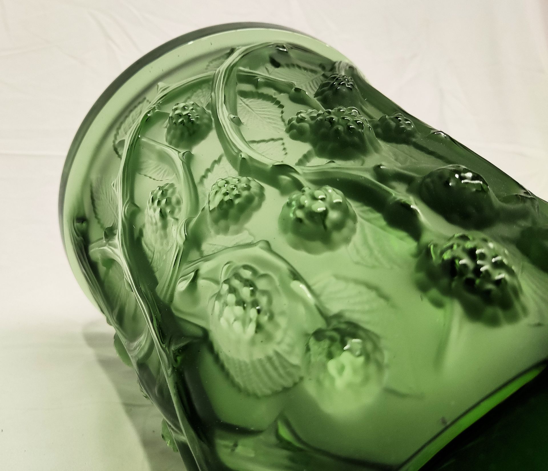 1 x LALIQUE 'Mures' Exquisite Handcrafted French Green Crystal Medium Vase - Original RRP £2,690 - Image 7 of 23