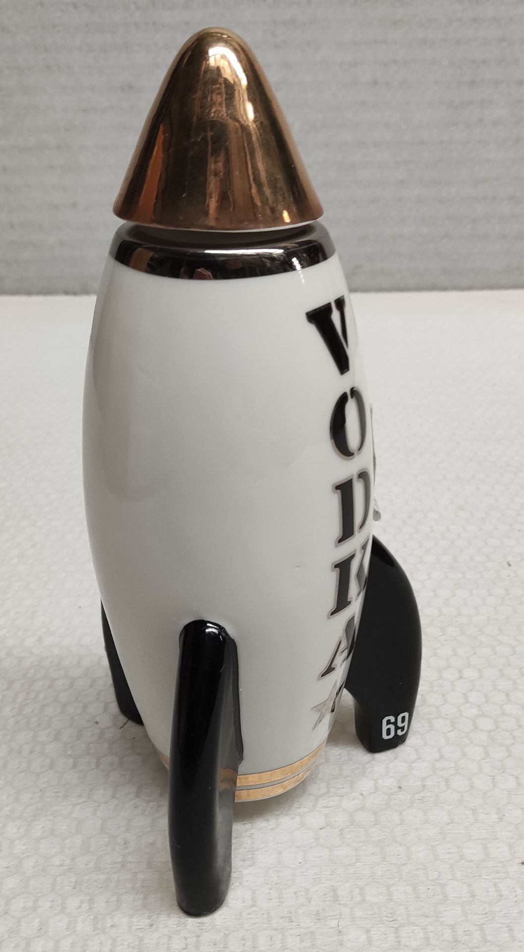 1 x JONATHAN ADLER 'Vodka Rocket' Luxurious Porcelain Decanter - Original RRP £215.00 - Image 3 of 9