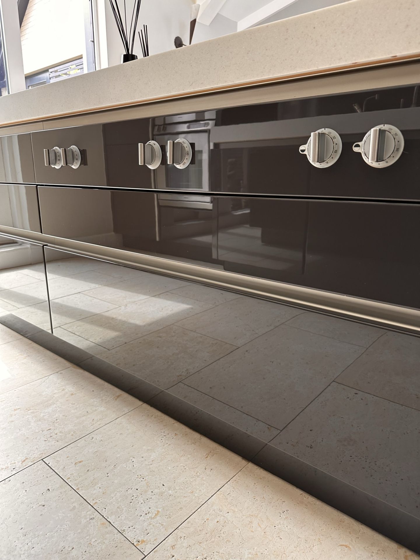 1 x Stunning Bespoke Siematic Gloss Fitted Kitchen With Corian Worktops - In Excellent Condition - - Image 40 of 94