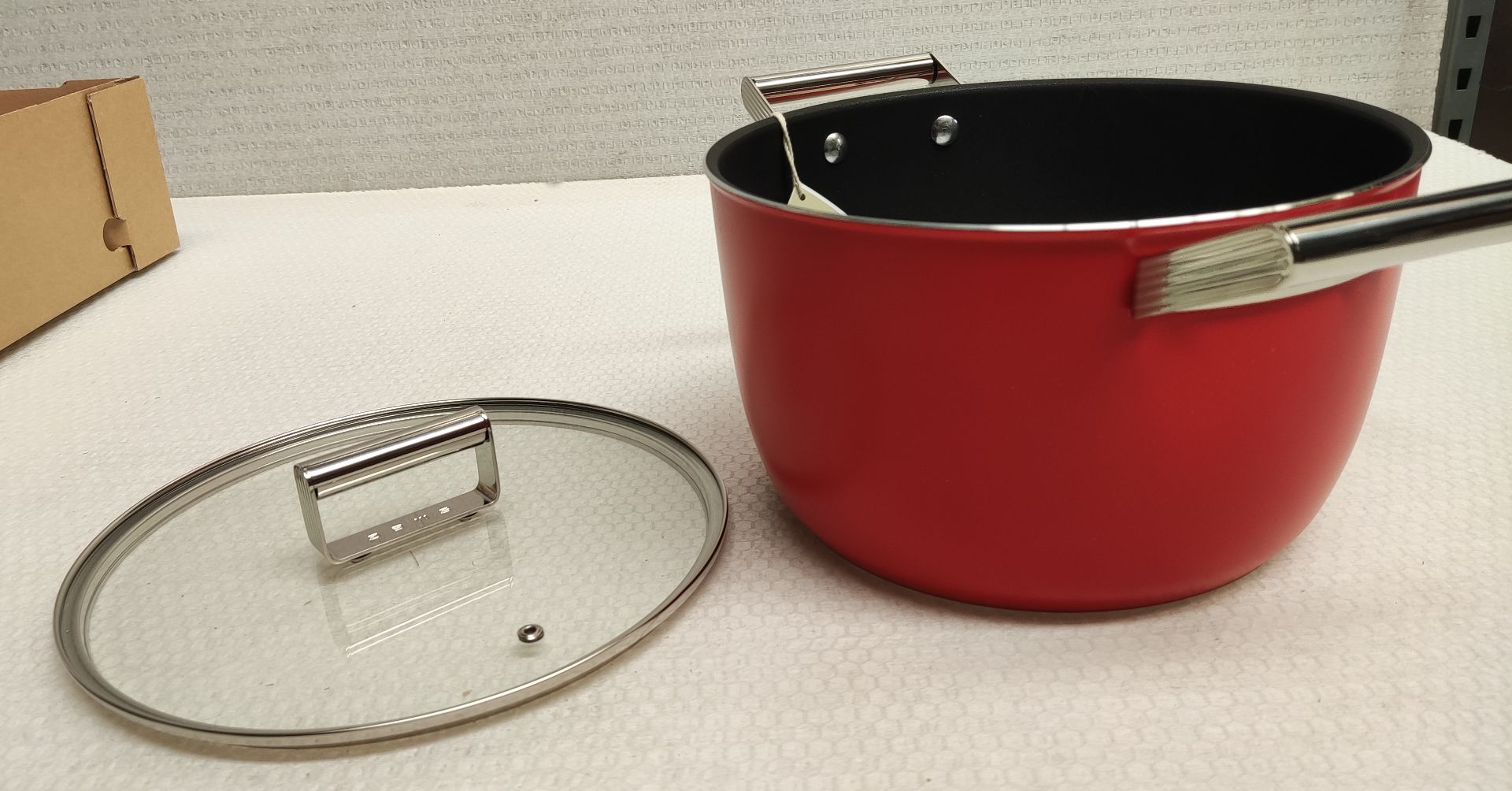 1 x SMEG Red Non-Stick Casserole Dish With Lid - 26Cm - Original RRP £179.00 - Image 4 of 10