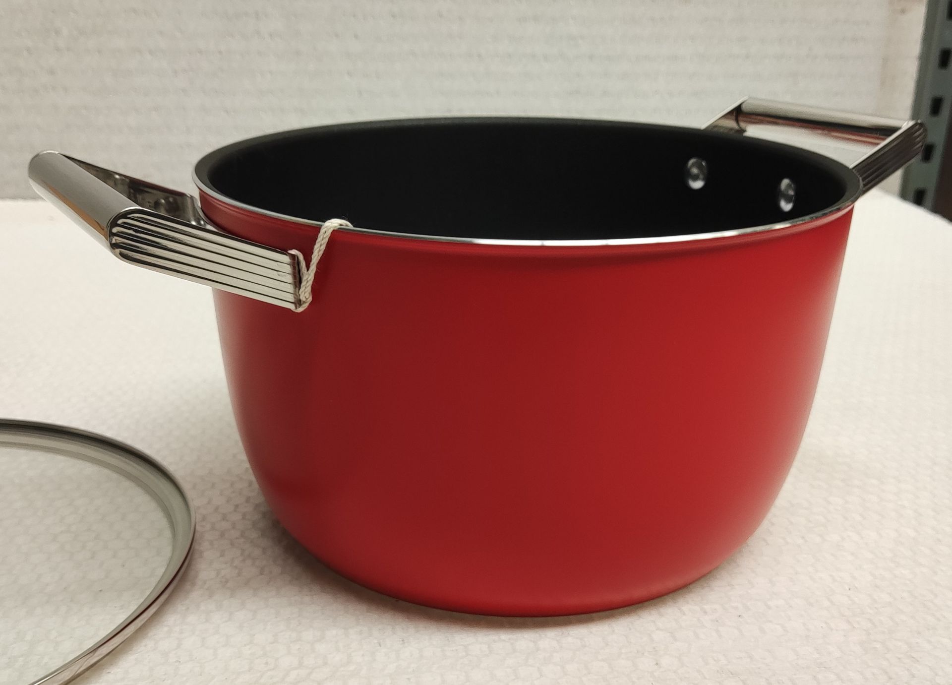 1 x SMEG Red Non-Stick Casserole Dish With Lid - 26Cm - Original RRP £179.00 - Image 3 of 10