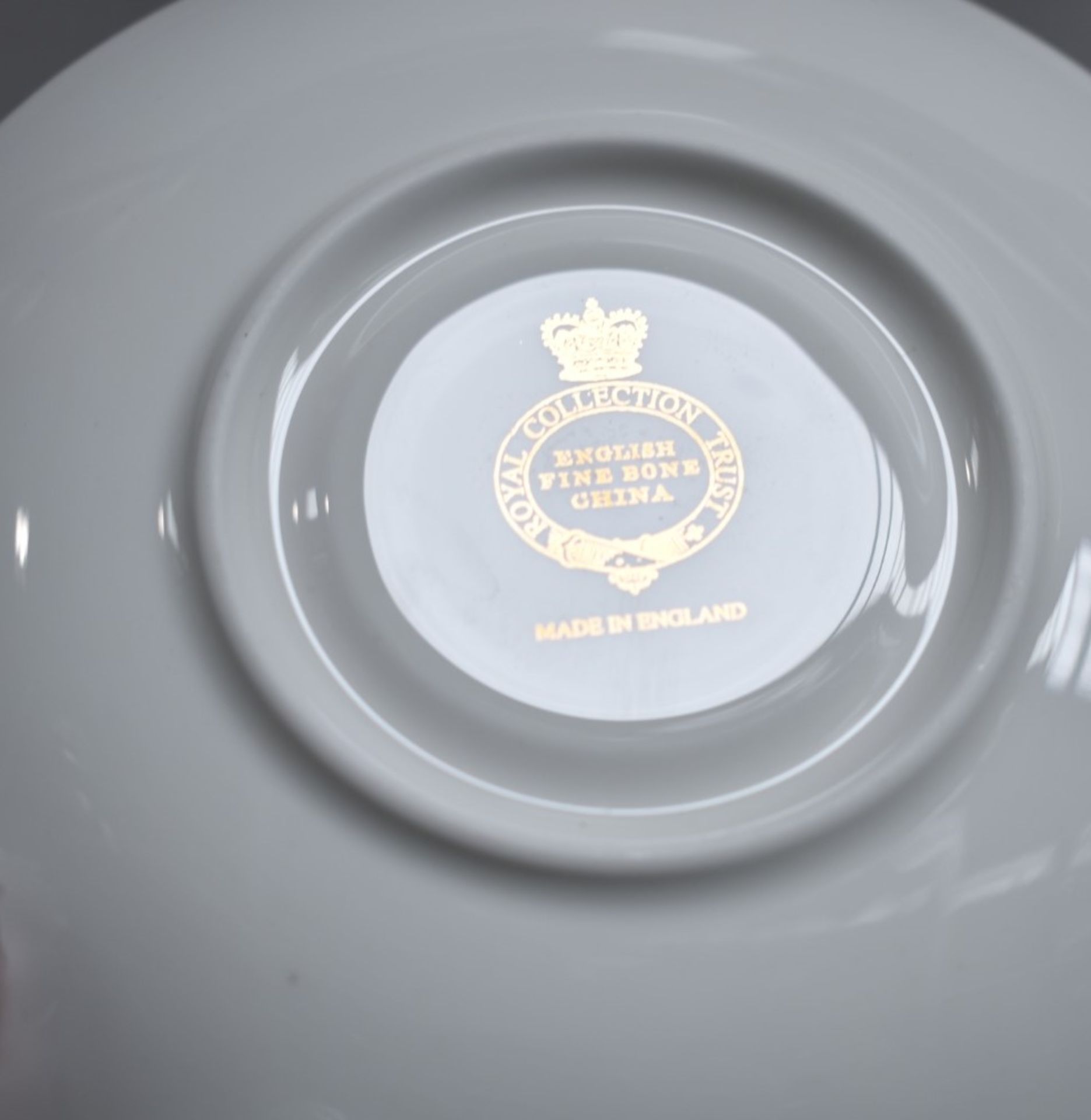 1 x ROYAL COLLECTION TRUST 'Coat of Arms' Fine Bone China Teacup and Saucer Set, Hand finished - Image 8 of 9