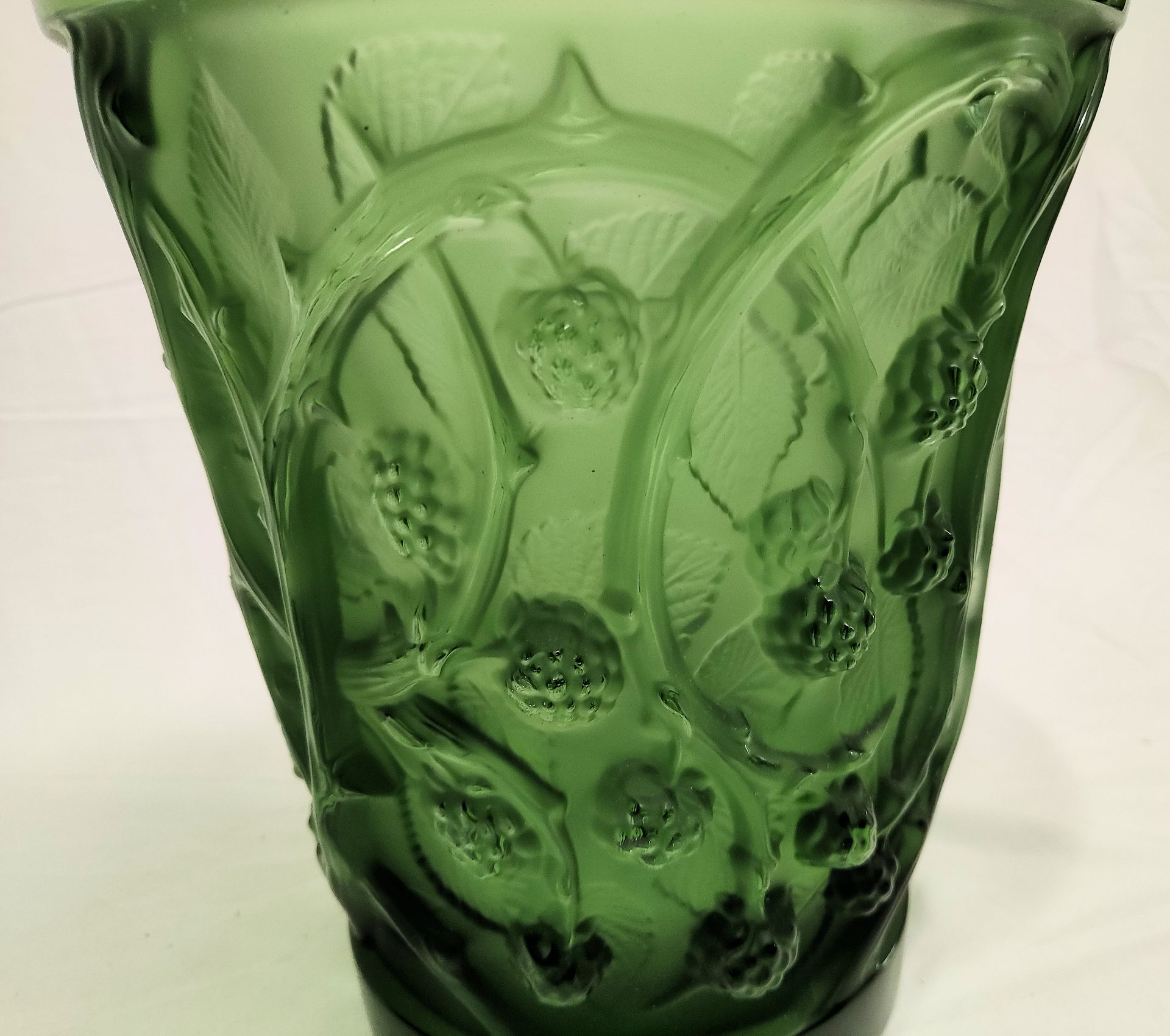 1 x LALIQUE 'Mures' Exquisite Handcrafted French Green Crystal Medium Vase - Original RRP £2,690 - Image 6 of 23