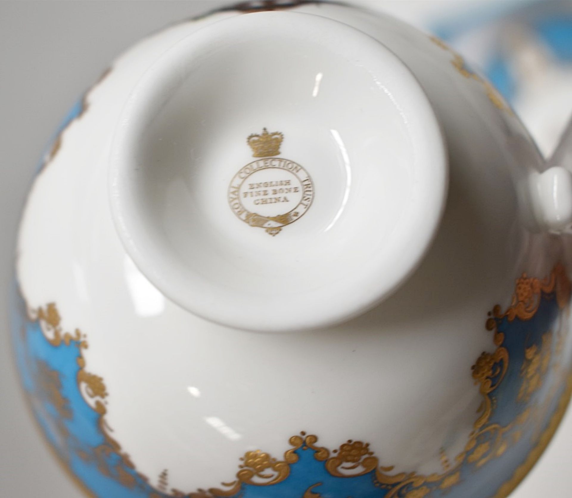 1 x ROYAL COLLECTION TRUST 'Coat of Arms' Fine Bone China Teacup and Saucer Set, Hand finished - Image 7 of 9