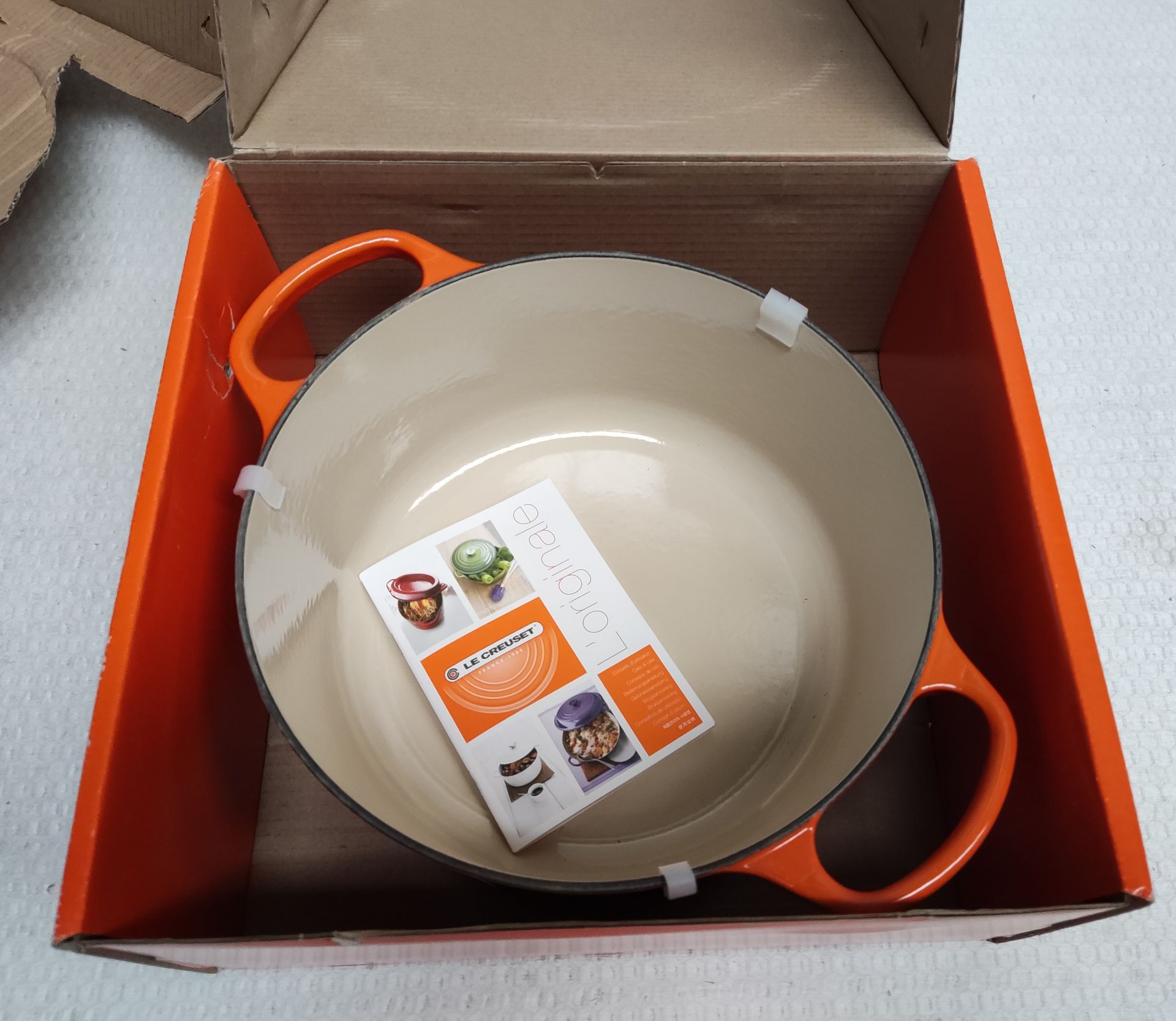 1 x LE CREUSET Signature Cast Iron 26Cm Round Casserole - Volcanic - Boxed - Original RRP £250 - - Image 7 of 12