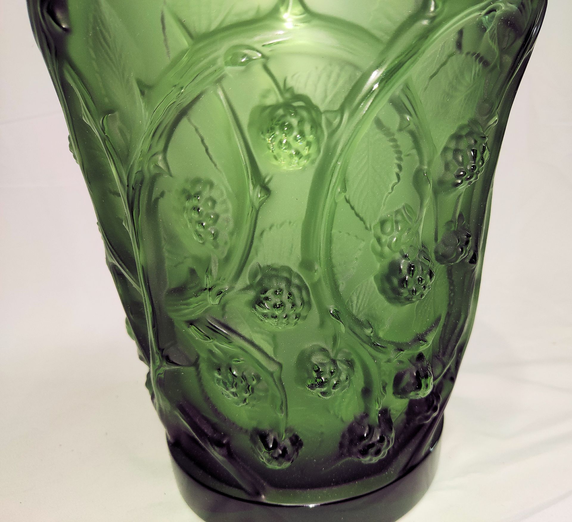 1 x LALIQUE 'Mures' Exquisite Handcrafted French Green Crystal Medium Vase - Original RRP £2,690 - Image 9 of 23