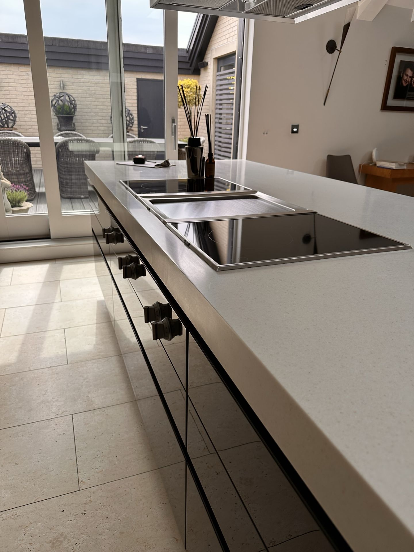 1 x Stunning Bespoke Siematic Gloss Fitted Kitchen With Corian Worktops - In Excellent Condition - - Image 82 of 94