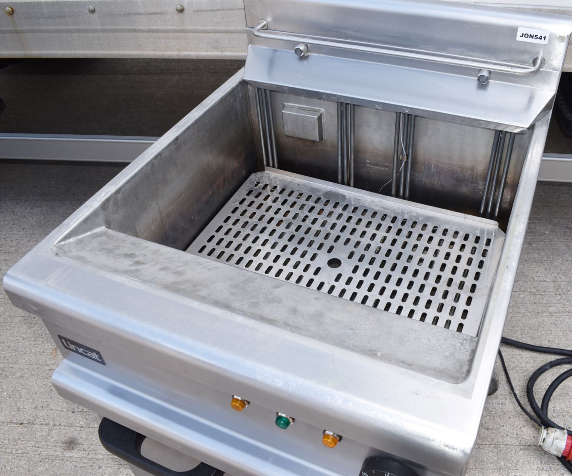 1 x Lincat Opus OE7108 Single Tank Electric Fryer With Filteration - 3 Phase Power - Image 7 of 10