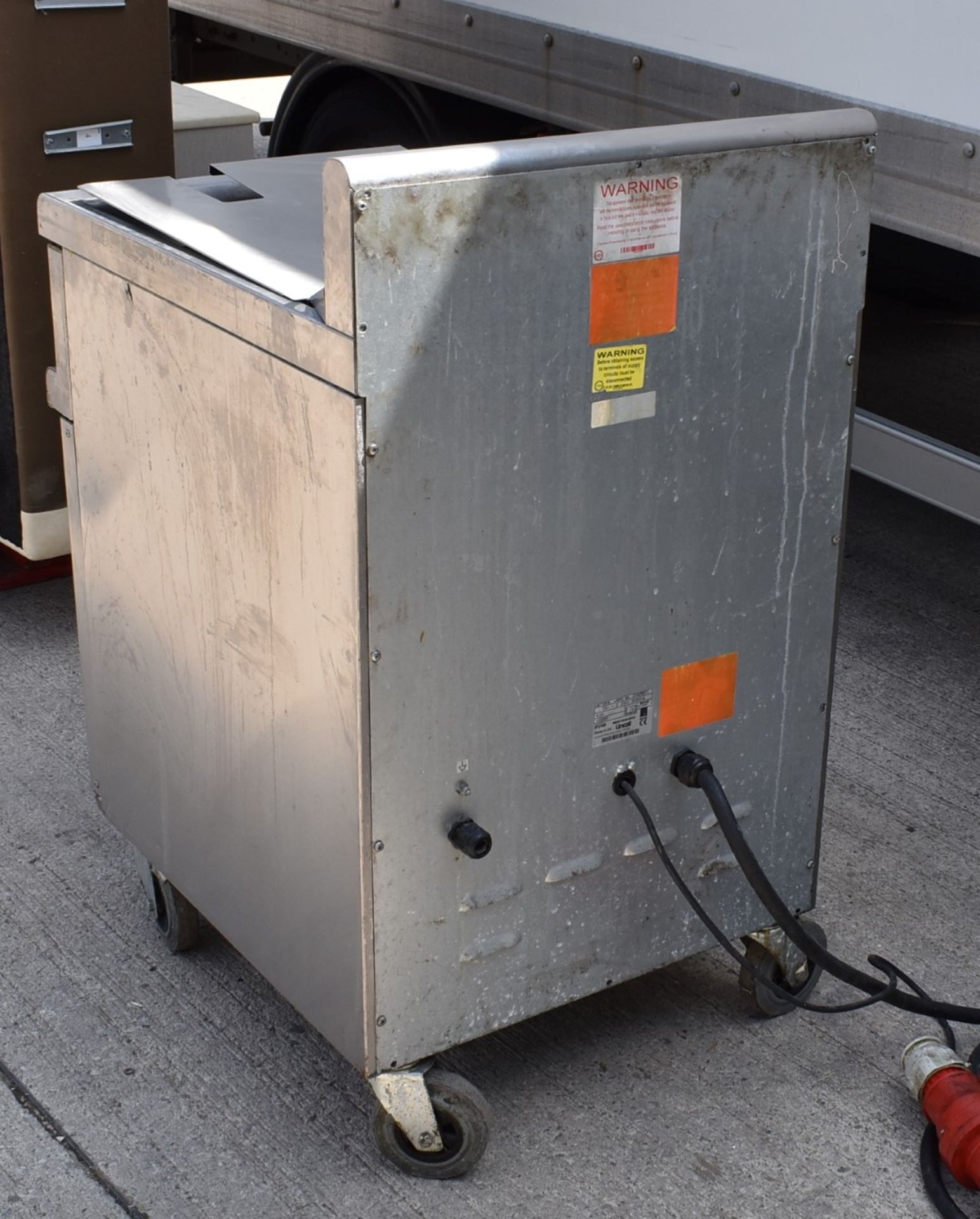 1 x Lincat Opus OE7108 Single Tank Electric Fryer With Filteration - 3 Phase Power - Image 9 of 10