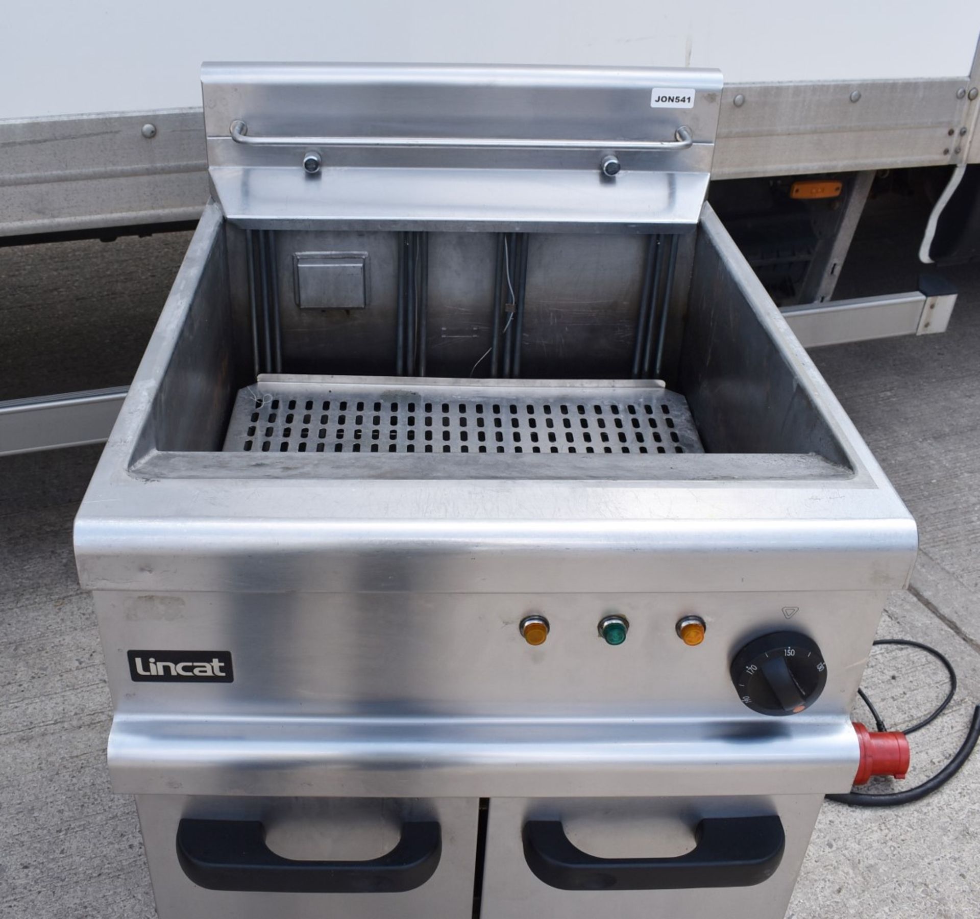 1 x Lincat Opus OE7108 Single Tank Electric Fryer With Filteration - 3 Phase Power - Image 10 of 10