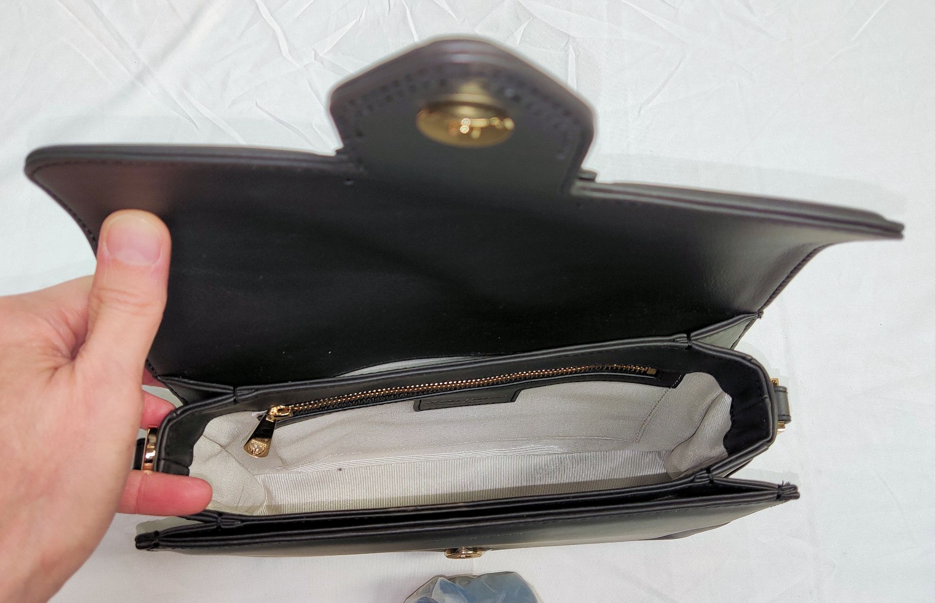 1 x ASPINAL OF LONDON The Resort Leather Bag In Smooth Black - Boxed - Original RRP £525 - Ref: - Image 7 of 24