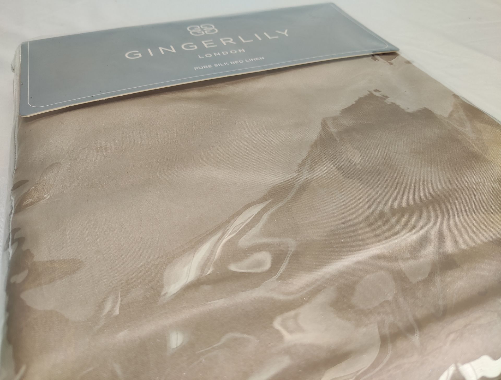 1 x GINGERLILY Silk Super King Flat Sheet In Nude - 280X310cm - Original RRP £335 - Ref: 2184392/ - Image 3 of 7