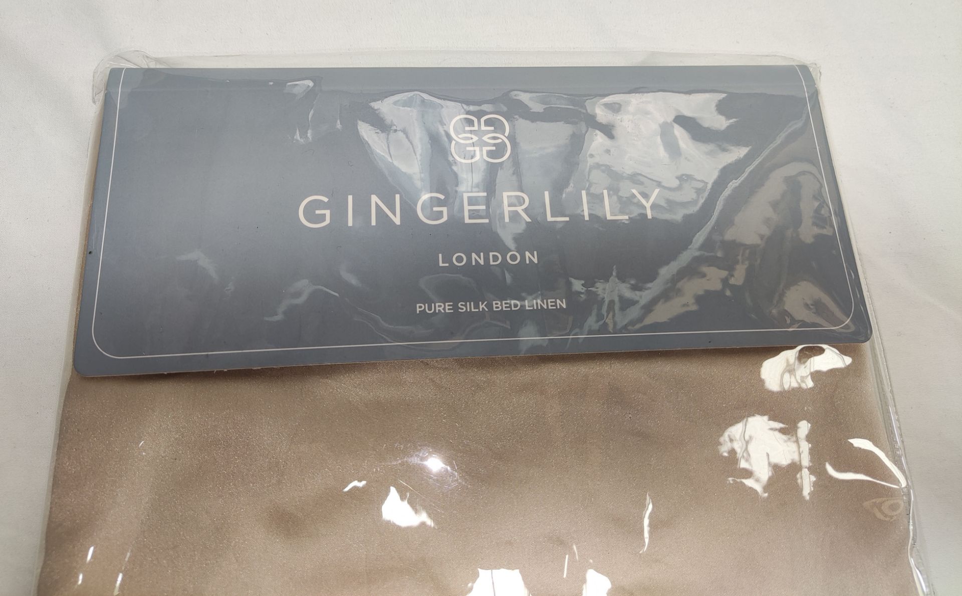 1 x GINGERLILY Silk Super King Flat Sheet In Nude - 280X310cm - Original RRP £335 - Ref: 2184392/ - Image 4 of 7