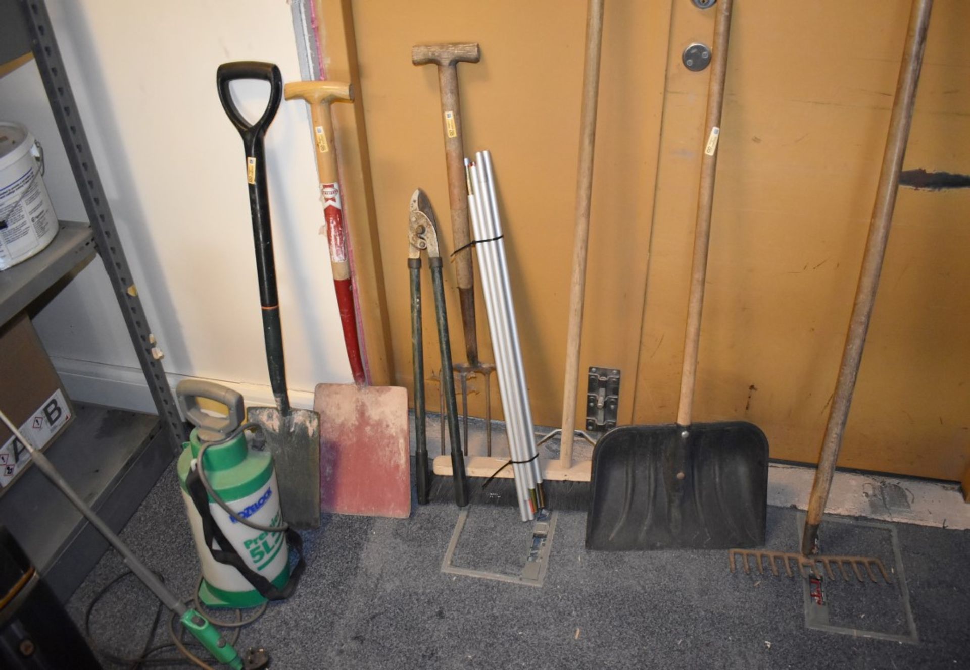 1 x Assorted Collection of Garden Tools - Includes 9 Items Including Shuvels, Rake, Pitch Fork - Image 5 of 5