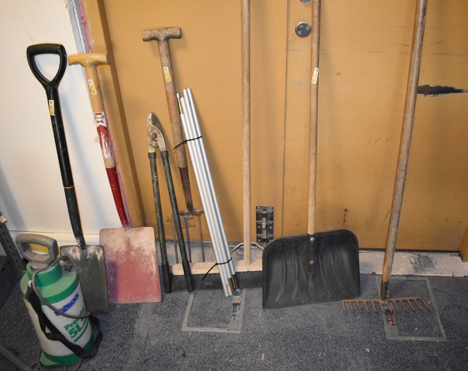 1 x Assorted Collection of Garden Tools - Includes 9 Items Including Shuvels, Rake, Pitch Fork
