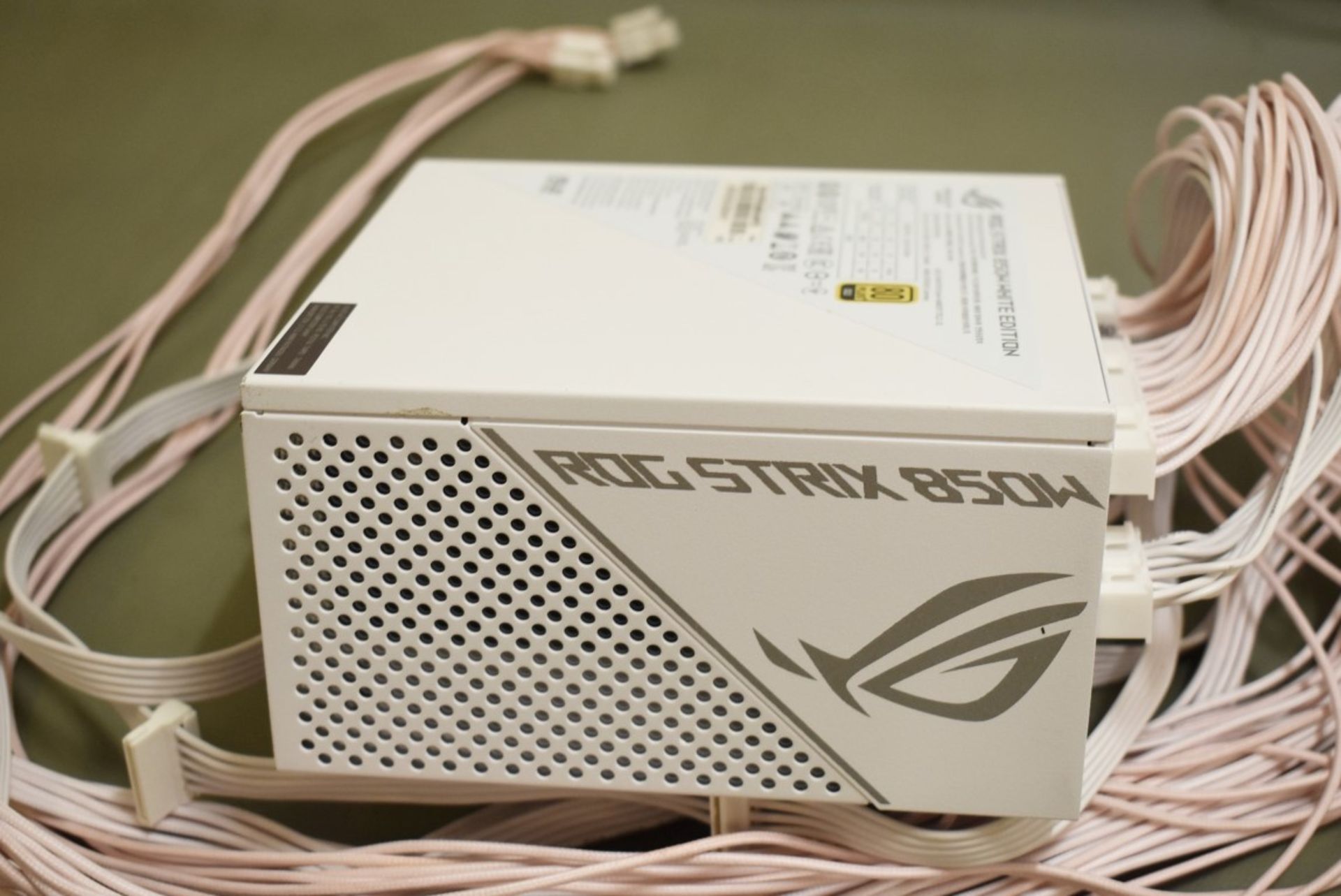 1 x Asaus ROG Strix 80 Plus Gold 850w White Edition Modular Power Supply - Boxed - Image 4 of 11