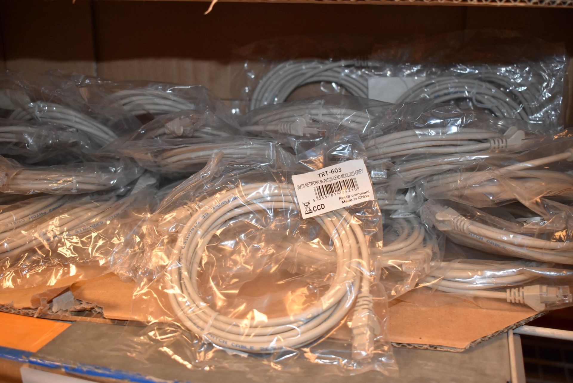 Approx 90 x Assorted Cables Including Micro USB Cables, Ethernet Cables, VGA to DVI Cables, SATA - Image 4 of 17