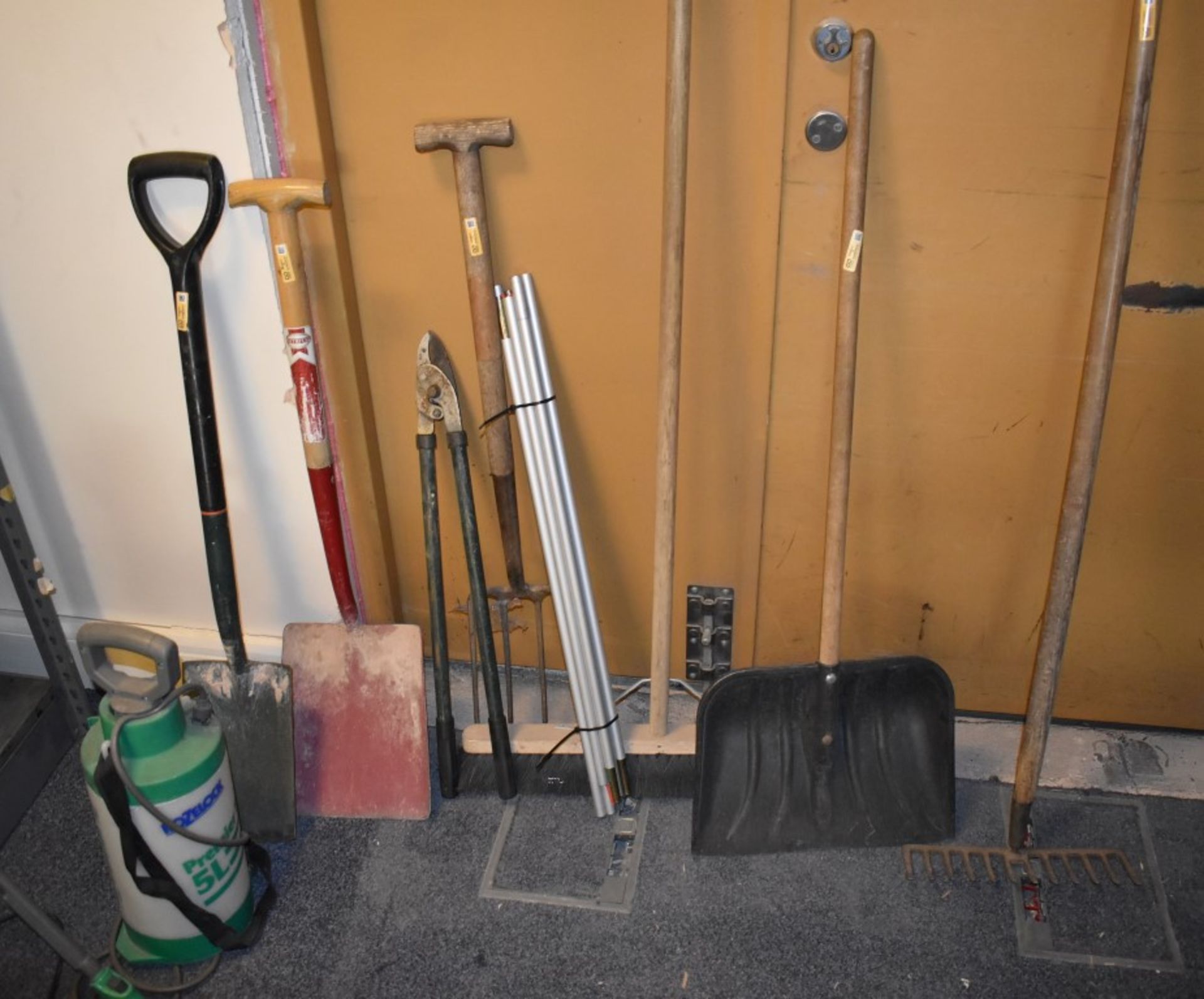 1 x Assorted Collection of Garden Tools - Includes 9 Items Including Shuvels, Rake, Pitch Fork - Image 4 of 5
