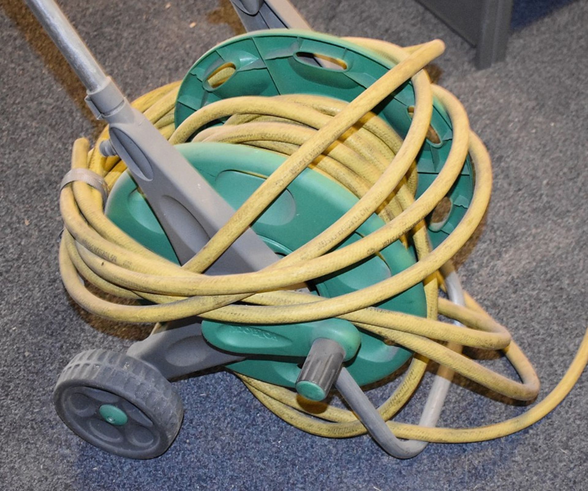 1 x Garden Hose on Mobile Reel and 2 x 5L Garden Pressure Sprayer - Image 3 of 3