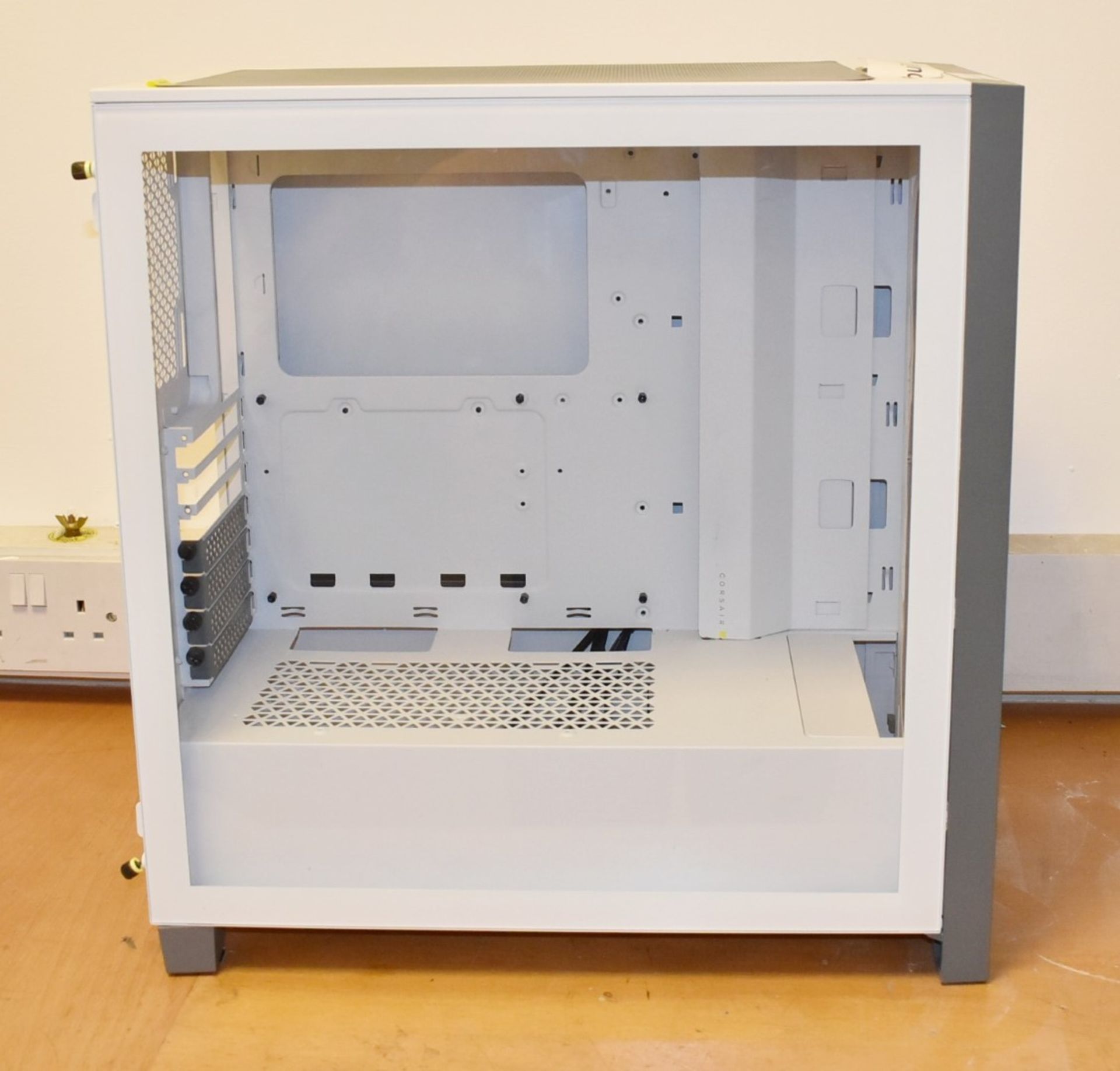 1 x Corsair Desktop PC Gaming Case With Tempered Glass Side Panel - Artic White Finish - Unboxed - Image 5 of 7
