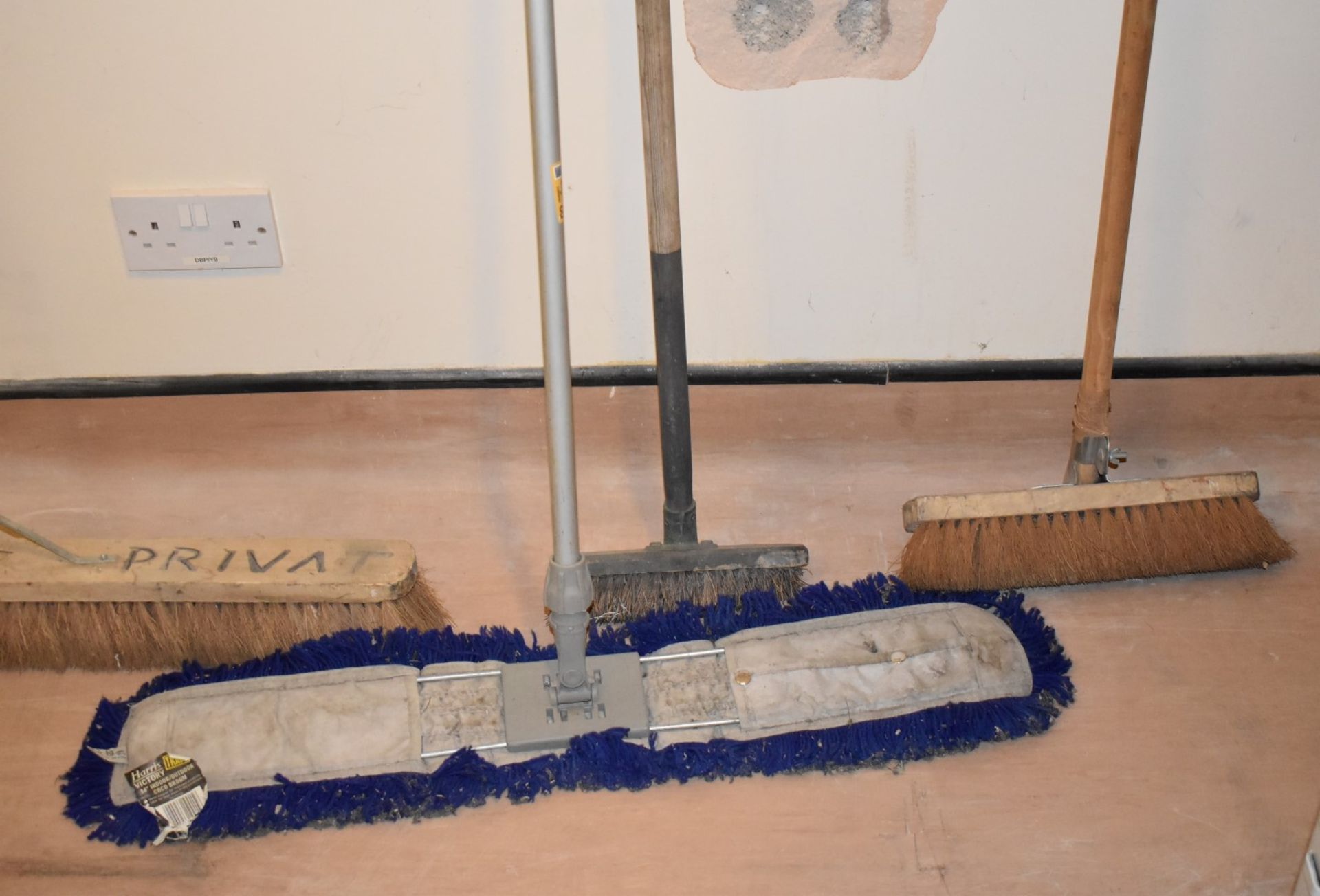4 x Assorted Waehouse Brushes and 1 x Shovel - Image 2 of 3