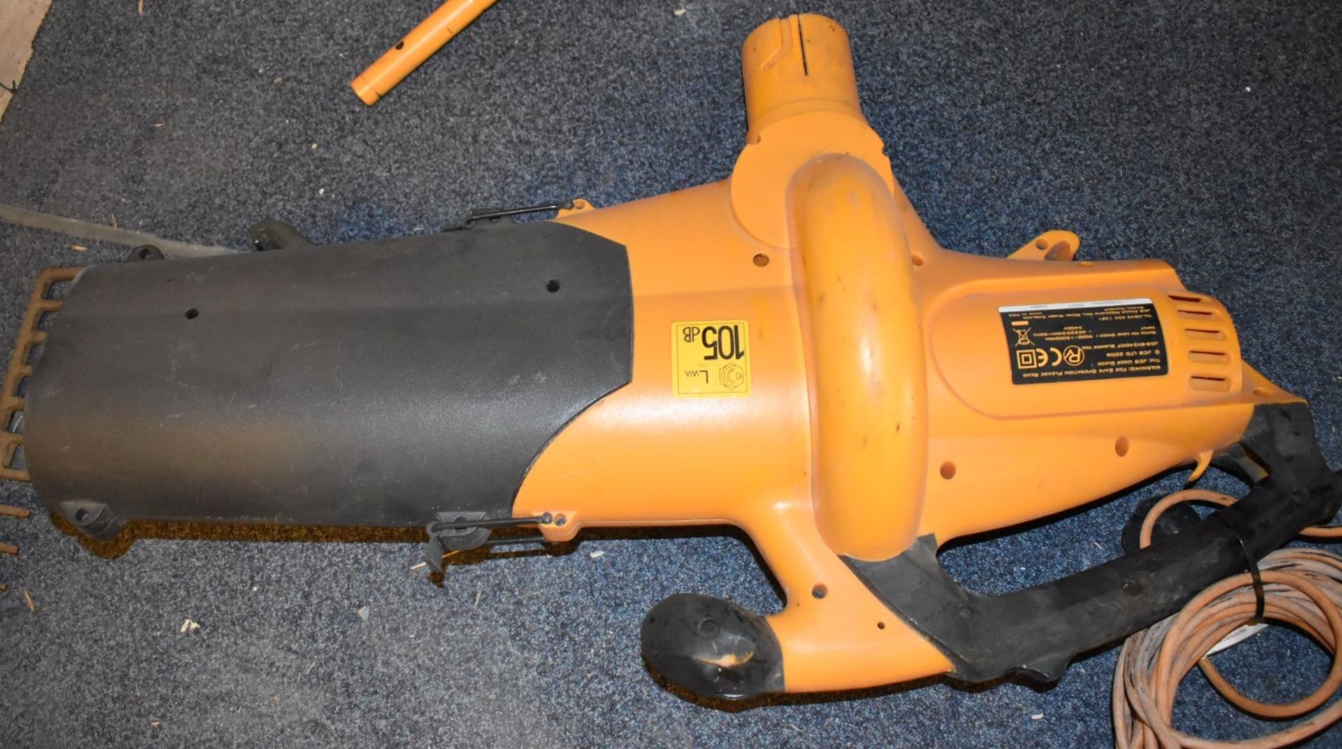 1 x JCB Garden Leaf Blower Vac - Image 3 of 4