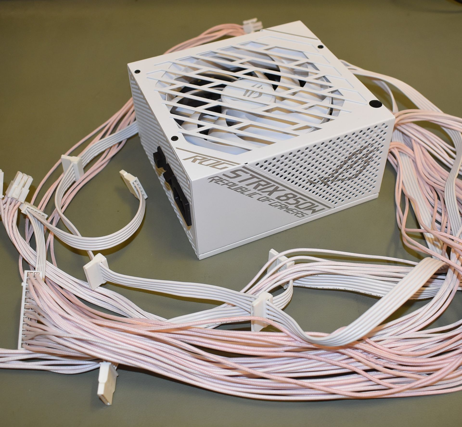 1 x Asaus ROG Strix 80 Plus Gold 850w White Edition Modular Power Supply - Boxed - Image 2 of 11