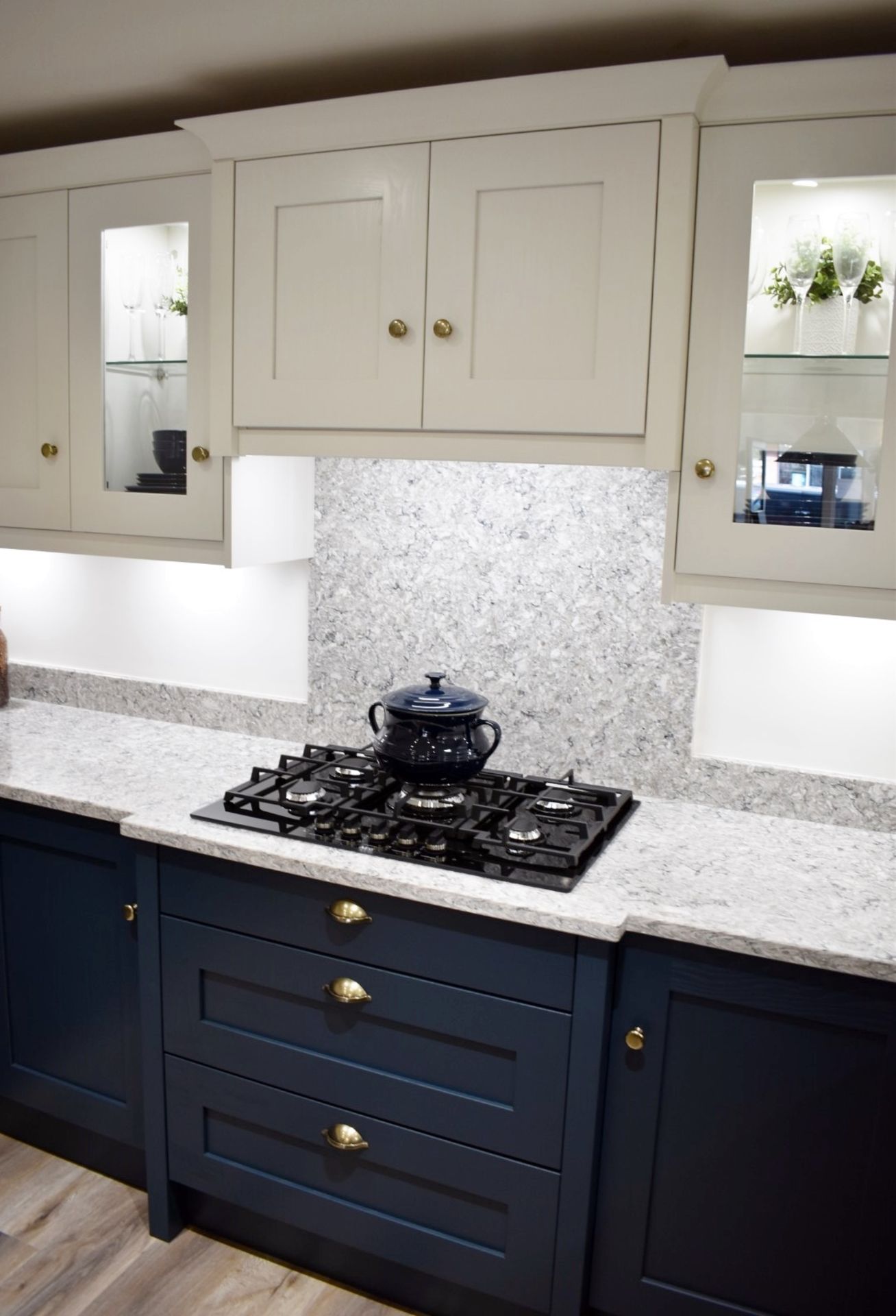 1 x 'Mornington' Shaker-style Feature-rich Fitted Kitchen in Blue, with Premium Branded Appliances - Bild 14 aus 67