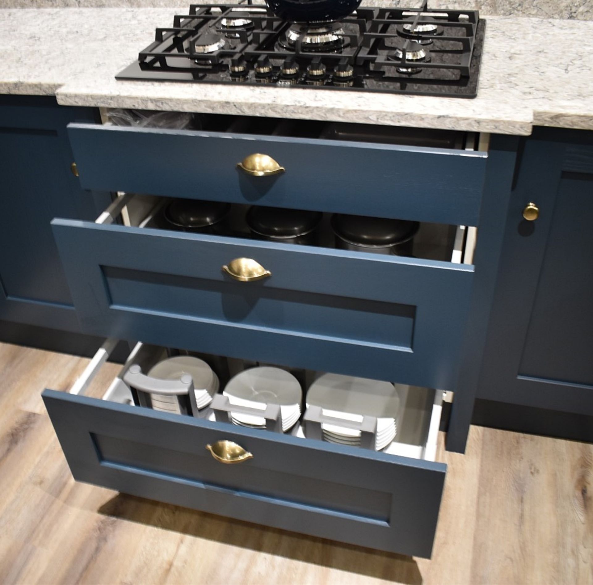 1 x 'Mornington' Shaker-style Feature-rich Fitted Kitchen in Blue, with Premium Branded Appliances - Bild 48 aus 67